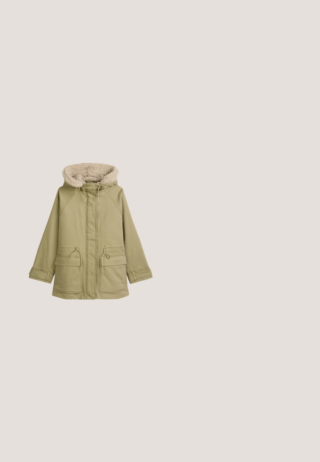 Olijfgroene parka met een beige nepbont gevoerde capuchon, twee voorkezen, een strikceintuur in de taille en opgerolde mouwen. Gemaakt van een katoenmix.; Olijfgroene gebreide trui met lange mouwen, een ronde hals en geribde boorden, getoond op een witte achtergrond.; Overhemd met knopen in een lichtbeige en blauwe ruitpatroon, gemaakt van zachte stof, met een kraag en lange mouwen.; Beige broek met wijde pijpen, voorzijde met knoop- en ritssluiting, riemlussen en vijf zakken, gemaakt van denimstof.; Bruine suède high-top sneaker met een fluffy beige kraag, vetersluiting en een getextureerde rubberen zool; bevat een klein logodetail.; Beige suède schoudertas met twee handvatten, een lange en een korte band, met een subtiele merknaam nabij de onderkant.