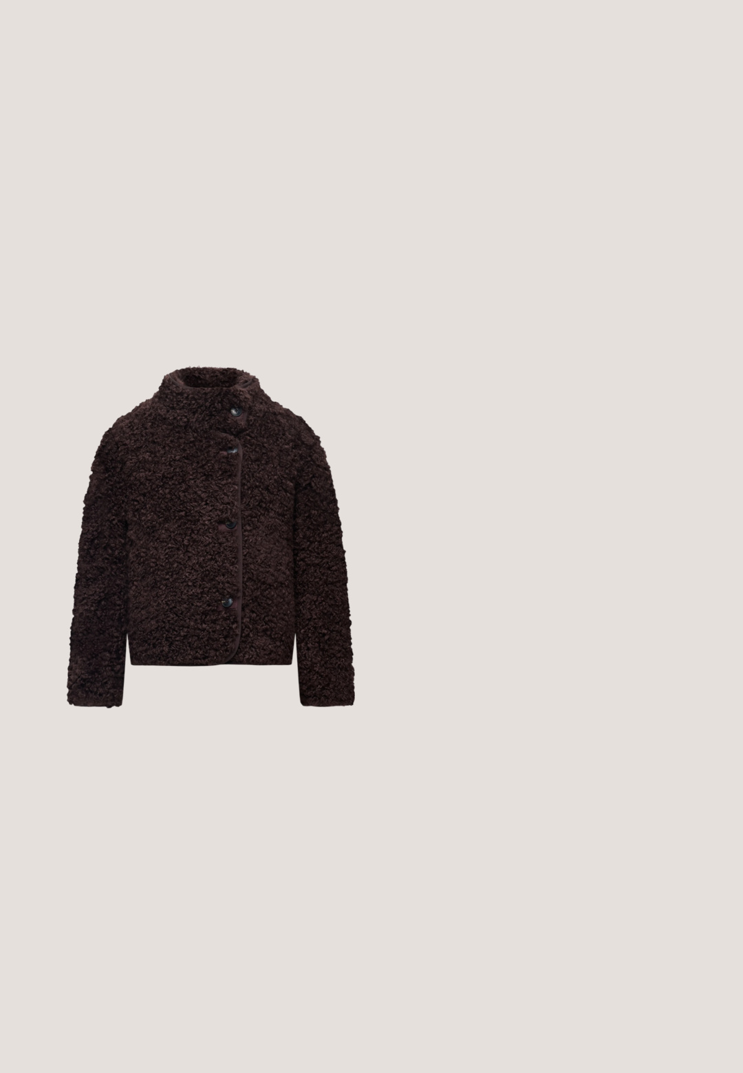 Chaqueta de piel sintética rizada de color marrón oscuro con mangas largas, cuello alto y cuatro grandes botones en la parte delantera sobre un fondo liso.; Suéter burdeos con un cuello alto, textura acanalada y mangas largas. Presenta una forma ligeramente cuadrada y un dobladillo que cae en las caderas.; Vaqueros de pierna ancha marrones con un sutil patrón de leopardo, confeccionados en denim con una textura suave y un clásico diseño de cinco bolsillos.; Botín de ante marrón hasta el tobillo con tacón cuadrado, punta redonda, detalle en la costura lateral y un tirador en la parte trasera. Suela de goma para mayor tracción.; Bolso tote de ante marrón con dos asas de cuero oscuro. Textura suave, parte superior redondeada y un interior espacioso. Sin herrajes o adornos visibles.; Pendientes de tono dorado con una forma abstracta y orgánica, que presentan una superficie texturizada y un cierre de poste trasero.