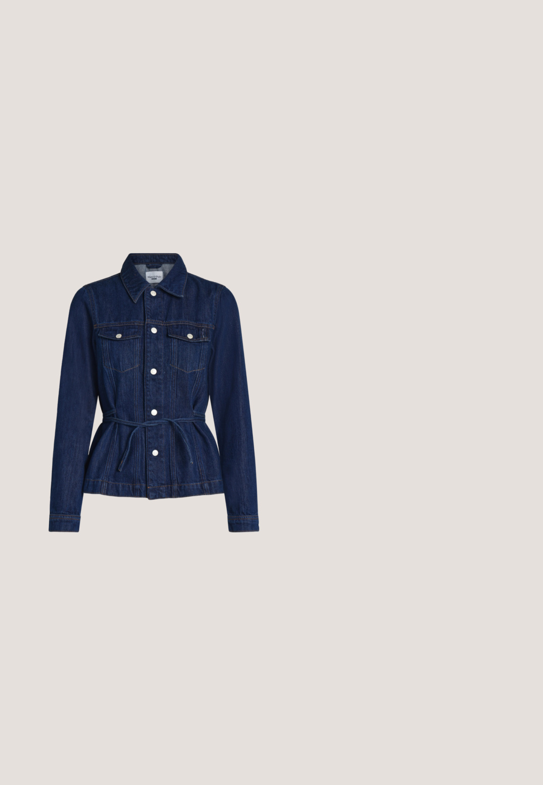 Dunkelblaue Denimjacke mit langen Ärmeln, Vorderknopfleiste, Brusttaschen und einem Taillengürtel zum Binden.; Marineblaues Langarmoberteil mit tiefem V-Ausschnitt und weichem, glattem Stoff. Das Design hat eine lässige Passform mit minimalen Nähten und ohne Muster.; Helles Marineblaue weit geschnittene Hose mit glatter Textur, elastischem Bund, einem vorderen Bügel und einem Knopfverschluss an der Taille.; Dunkelblaue Leder Schuhe mit einer massiven Sohle und Kettendetails auf dem Obermaterial, kombiniert mit lockeren, dunkelblauen Jeans.; Burgunderfarbene vegan-lederne Tragetasche mit zwei stabilen Griffen, ausgestattet mit einem passenden Reißverschlussbeutel mit Quastenakzent. Glatte, strukturierte Oberfläche.; Silberne Creolen mit polierter Oberfläche, die kleine goldene Akzentdetails und eine runde Form aufweisen, am Ohrläppchen getragen.