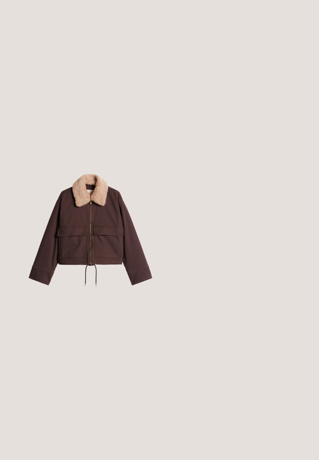 Veste marron avec col duveteux beige, fermeture éclair devant, deux grandes poches boutonnées, manches longues et cordon de serrage réglable à l'ourlet.; T-shirt côtelé à manches courtes avec des rayures horizontales bordeaux et blanches et un col rond sur fond blanc.; Jeans en denim bleu à jambes larges avec une taille haute, présentant un design classique à cinq poches et une ceinture texturée.; Baskets basses marron avec bordure rose, lacets et logo « HUGO » sur le côté, sur un fond clair uni.; Sac bandoulière en daim marron foncé avec une sangle réglable et une poche zippée à l'avant, posé sur un fond clair uni.; Boucles d'oreilles en or avec pendentifs en forme de cœur, agrémentées d'une rangée de petits strass sur le cercle. Surface lisse et réfléchissante.
