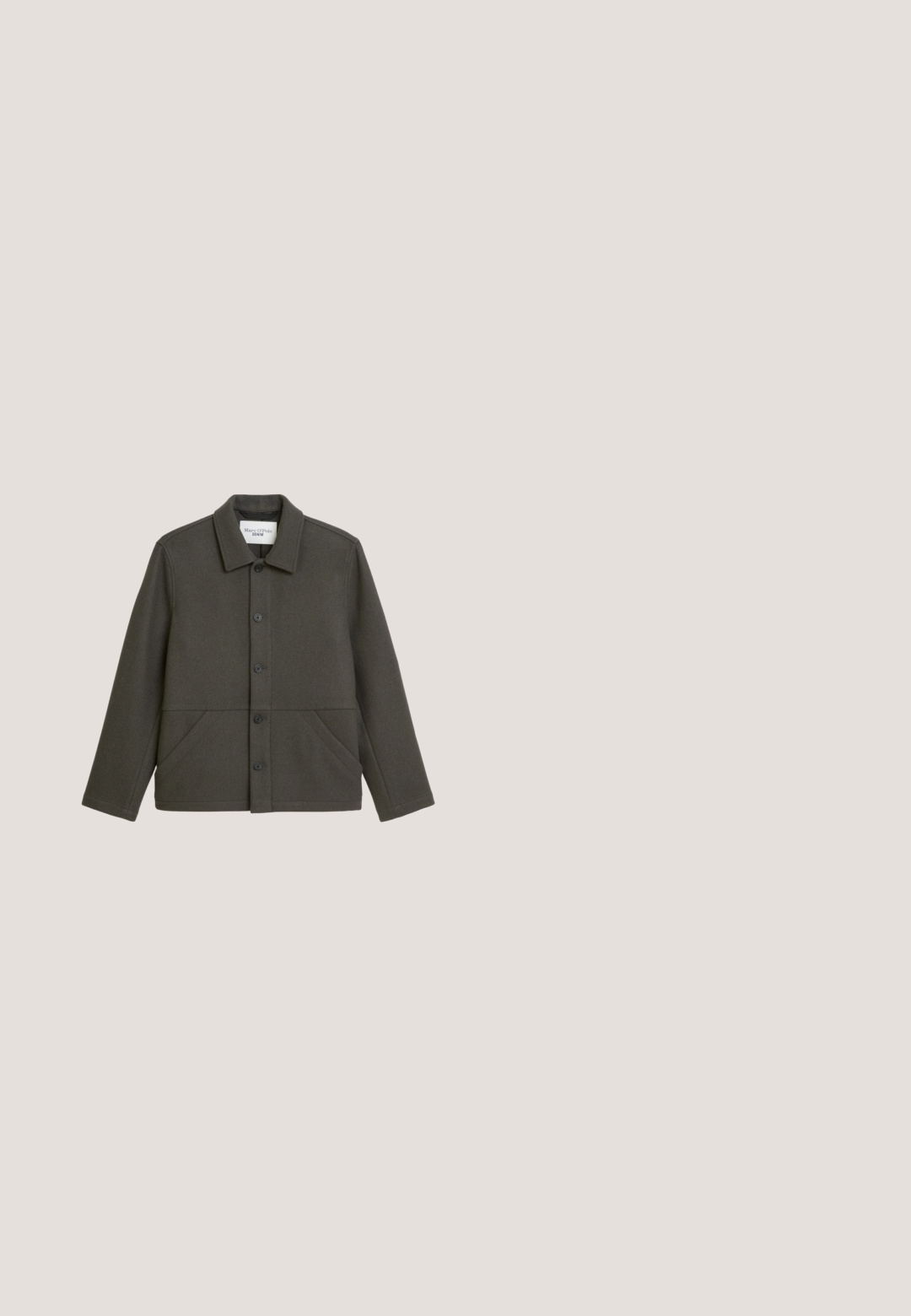 Donkergroene wollen jas met een kraaghalslijn, sluiting met knopen aan de voorkant en twee onderste zakken. Heeft een rechte snit en een textuurstof.; Zwarte sweatshirt van zacht materiaal, met een ronde halslijn, lange mouwen en een klein logo op de borst. Eenvoudig ontwerp met geribbelde manchetten.; Zwart T-shirt met korte mouwen en ronde hals, een relaxte pasvorm en een zichtbaar wit merkje aan de binnenkant van de kraag.; Zwarte sweatpants van zachte stof, met een elastische tailleband, wijde pijpen en minimale details zonder zakken.; Jonge man in een donkere leren jas en spijkerbroek zit op een houten kruk, leunt naar voren met gekruiste armen en kijkt naar de zijkant tegen een witte achtergrond.; Zwarte leren Calvin Klein heuptas met geperst CK-patroon en zilveren rits op een effen achtergrond.