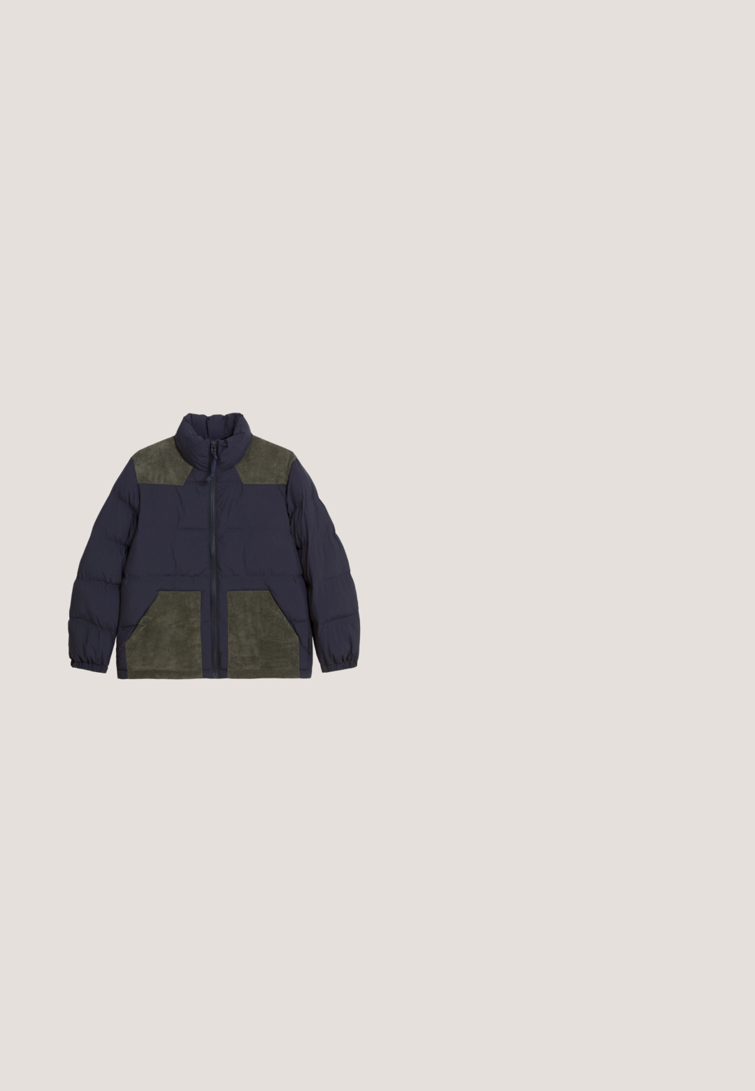 Marinefarbener Puffer-Jacke mit olivgrünen Wildlederakzenten an den Schultern und Taschen. Sie verfügt über einen hohen Kragen und einen Reißverschluss auf der Vorderseite.; Blauer Sweatshirt mit hohem Kragen und Reißverschluss, mit weißem, geschwungenem "NEW YORK"-Text und "SCHOTT"-Label auf der Vorderseite. Weiche Textur.; Weißes kurzärmeliges T-Shirt mit Rundhalsausschnitt und kleinem schwarzem Schriftzug „Marc O'Polo DENIM“ auf der oberen linken Brust.; Dunkelblaue, gerade geschnittene Jeans aus Denim mit Fronttaschen, Gürtelschlaufen und kontrastierendem orangefarbenem Nähen, flach auf weißem Hintergrund ausgelegt.; Schwarzer Wildleder Chelsea Boot mit strukturiertem Obermaterial, elastischen Seitenpaneelen, Zugschlaufe und robustem Gummisohle für besseren Halt.; Schwarze Umhängetasche aus Nylon mit matter Oberfläche. Verfügt über einen Klappenverschluss, einen verstellbaren Trageriemen und eine kleine Metall-Logo-Platte.