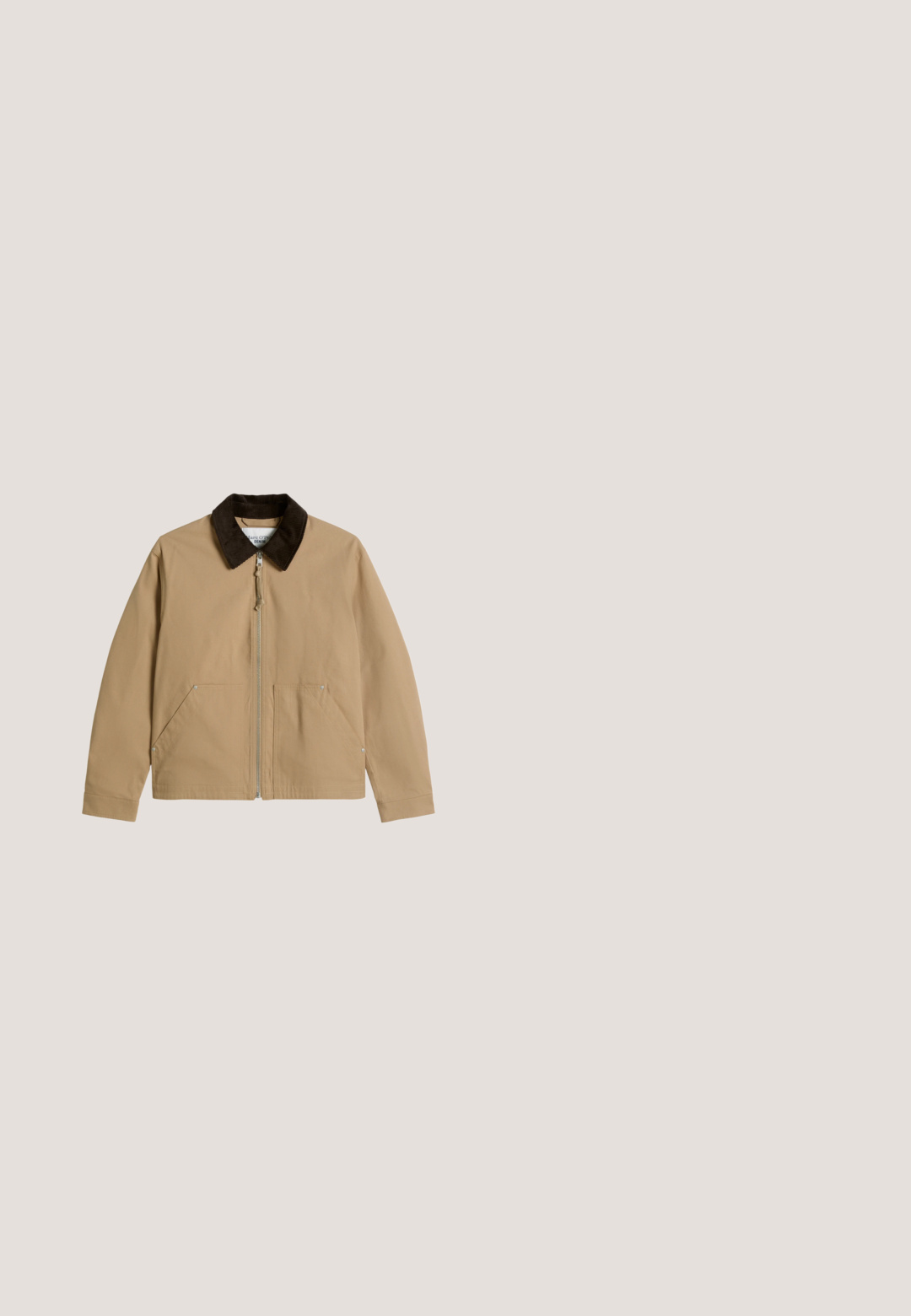 Veste zippée marron clair avec col en velours côtelé marron foncé et poches avant, présentée sur un fond blanc uni.; Pull tricoté marron clair à manches longues avec col et encolure en V, poignets et bas côtelés, posé à plat sur fond blanc.; Pantalons verts olive en mélange de coton, offrant une coupe droite classique, cinq poches et une fermeture à bouton en métal. Texture lisse.; Bottines Chelsea en daim marron avec des panneaux élastiques sur les côtés, une languette de traction et une semelle en caoutchouc noire. Texture lisse avec un design à bout arrondi.; Sac de voyage en cuir marron foncé avec deux poignées, bandoulière amovible et poche avant zippée avec fermeture éclair argentée.; Ceinture en cuir marron foncé avec une boucle rectangulaire en argent, enroulée et placée sur un fond clair et neutre.