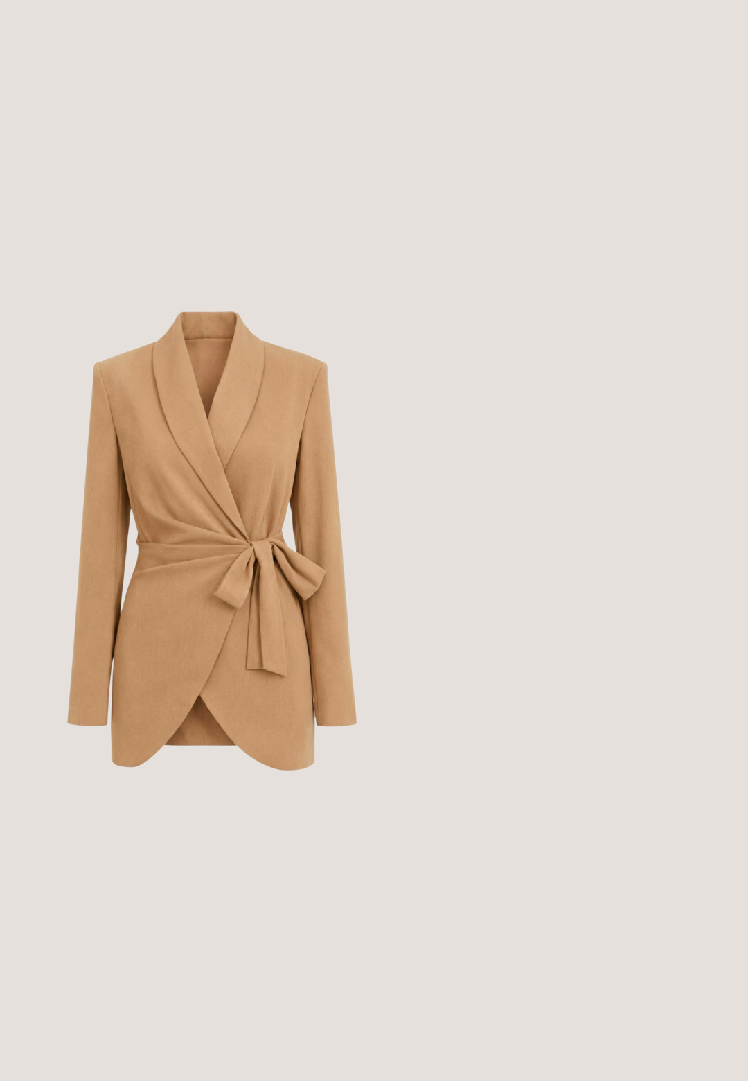 Damesblazer in kameelkleur met lange mouwen, sjaalkraag, wikkelontwerp en een gestrikte strik in de taille.; Halterneck jurk in zacht beige stof, met geplooide details bij de halslijn en een vloeiende, lange ontwerp tot op de vloer.; Tan suède pumps met puntige neus en hoge smalle naaldhak, getoond van de binnenkant op een witte achtergrond.; Lichtbruine doorschijnende cat-eye-zonnebril met licht getinte glazen op een witte achtergrond.; Beige en bruin patroon Guess handtas met zilveren kettingriem en voorste sluiting met de letter G en het Guess-logo.; Fijn gouden kettinkje armband met bloem- en vlindervormige bedels bezet met kristallen, en een centrale ronde bedel met een zwart-gouden logo.