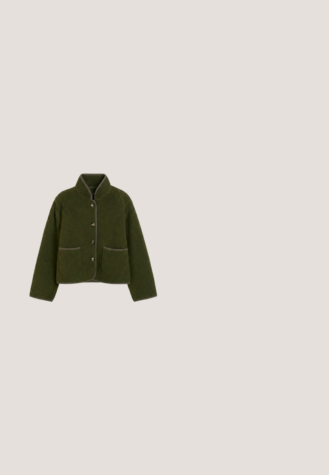 Dunkelgrüne Fleecejacke mit hohem Kragen, vorderen Knöpfen und zwei Fronttaschen, auf weißem Hintergrund gezeigt.; Weißes Langarmshirt mit „10DAYS“ auf der Brust geprägt, mit rundem Ausschnitt und geradem Saum.; Leopardenmuster-Jeanshose, mittelhoch, mit geradem Bein, mit braunem und schwarzem Muster, Knopfverschluss und Fünf-Taschen-Design.; Sneaker im Leopardenmuster aus weichem Material mit schwarzen Akzenten, runder Zehenpartie, flacher Sohle und Schnürdesign.; Beige Tragetasche mit geometrischem Logo-Muster, zwei langen Griffen und einem glänzenden Hardware-Detail. Enthält ein passendes kleines Täschchen und ein Reißverschlussfach.; Goldene Halskette mit herzförmigem Medaillonanhänger, verziert mit einer pinkfarbenen Blume und zwei schwarzen Vögeln.