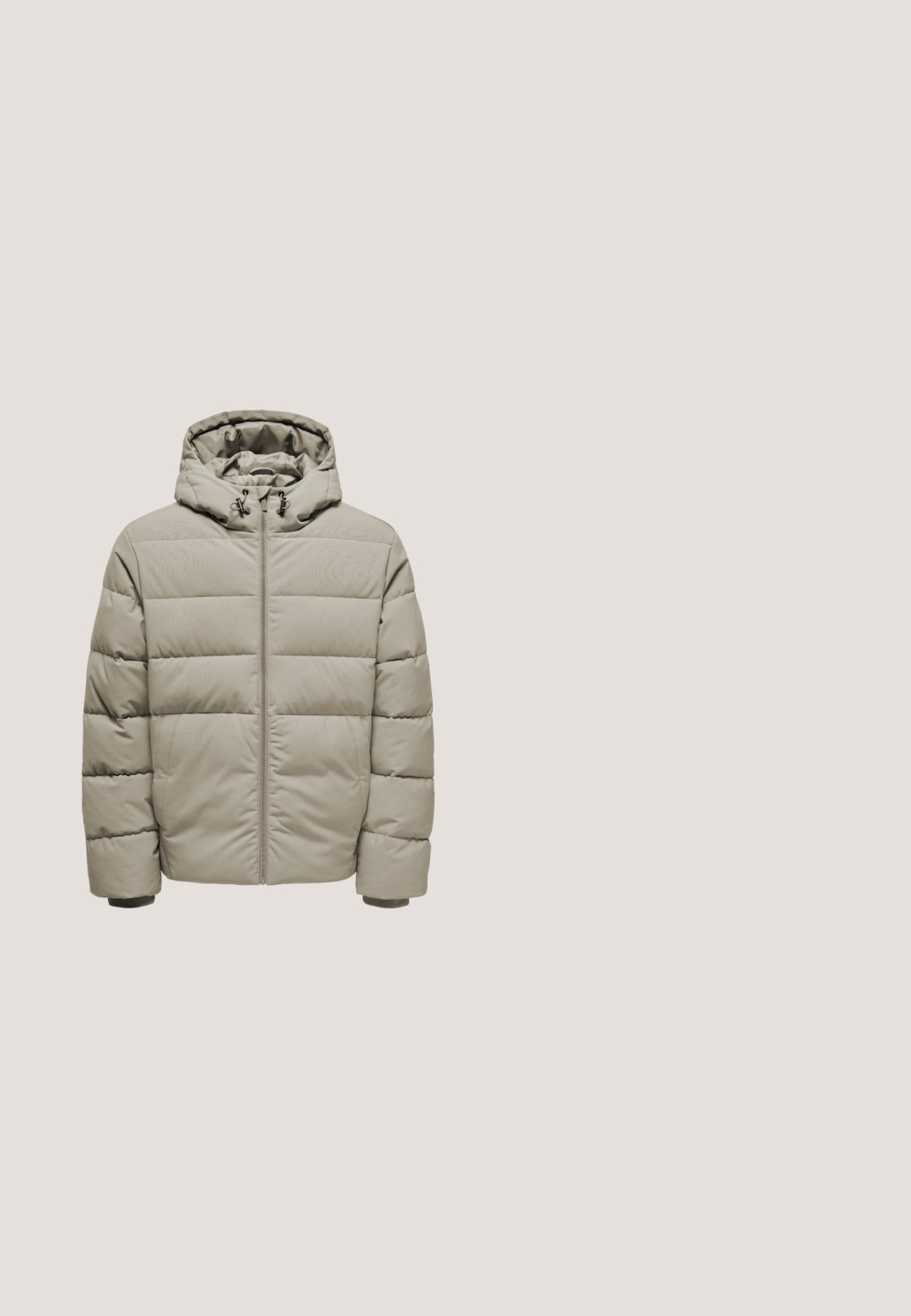 Doudoune beige avec une fermeture éclair à l'avant, capuche et texture matelassée. Elle est dotée de poignets élastiques et d'un cordon de serrage pour un ajustement optimal.; Sweatshirt crème clair avec un col rond, des manches longues et un petit logo carré sur la poitrine. Texture douce et intérieur orange contrasté.; T-shirt marron clair à manches courtes et col rond avec petit logo blanc "BOSS" sur la poitrine gauche, présenté sur un fond uni clair.; Pantalon beige en tissu mélangé coton, avec une coupe droite, une fermeture à bouton et des poches latérales avec une texture lisse.; Bottine Chelsea en daim beige avec des panneaux élastiques sur les côtés, une languette de tirage et une semelle en caoutchouc noir. Design élégant avec un bout arrondi.; Sac de voyage en cuir noir avec deux poignées, bandoulière réglable, poche zippée à l'avant et détail du logo. Texture lisse, forme rectangulaire.