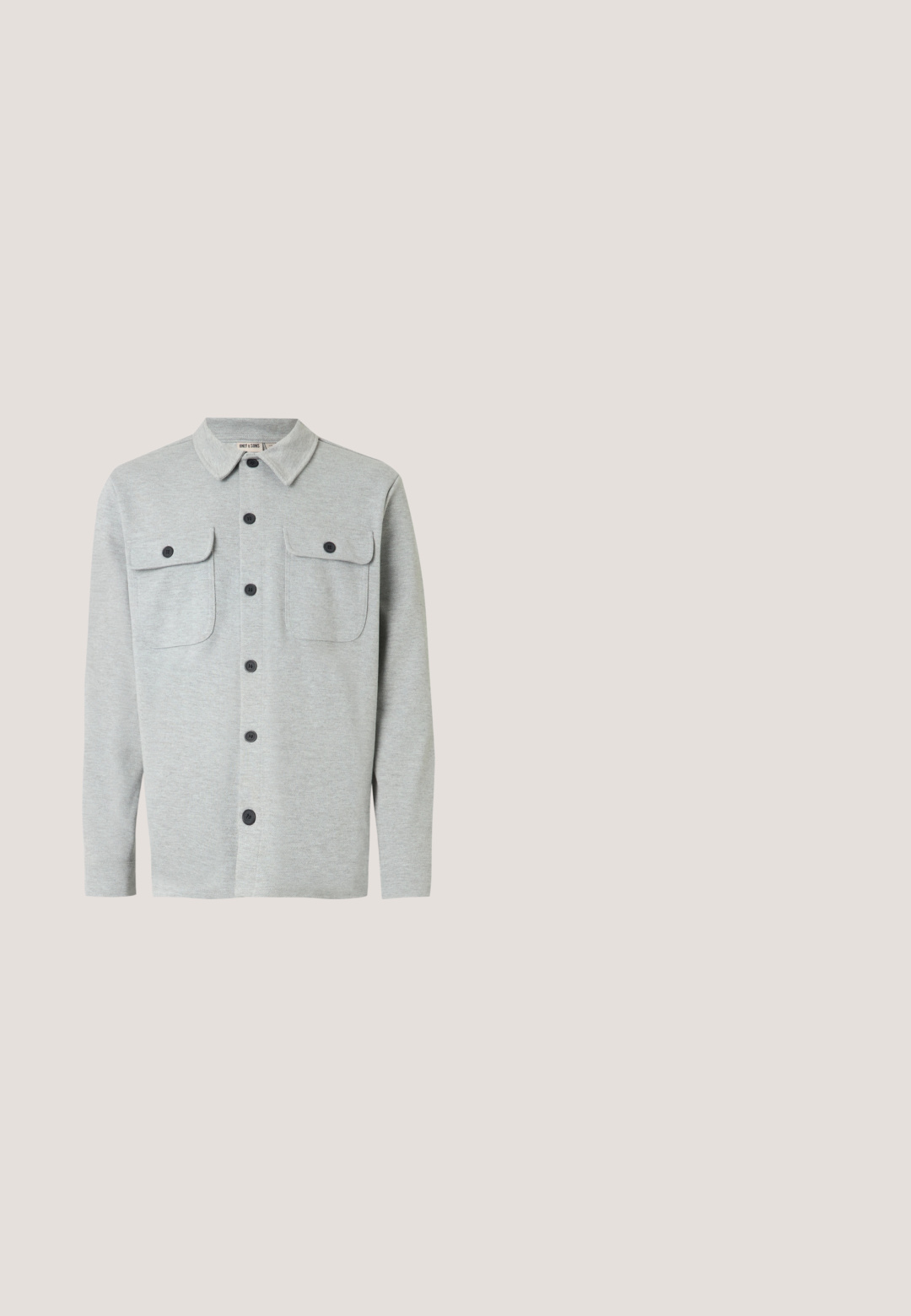 Camisa de manga larga de color gris claro con dos bolsillos en el pecho con botones y cuello clásico, mostrada sobre un fondo blanco.; Suéter gris claro hecho de un tejido suave, con un cuello redondo acanalado y puños y dobladillo acanalados. Diseño minimalista, de mangas largas.; Camiseta blanca de manga corta hecha de algodón con cuello redondo, que presenta una textura suave y un diseño simple sin patrones ni acentos.; Pantalones de pierna ancha beige fabricados en algodón, con cremallera y cierre de un botón. Cuenta con bolsillos frontales y un acabado de tela texturizada.; Zapatilla blanca con acentos en negro y gris, que presenta una puntera texturizada en gris, suela de goma negra y cordones planos blancos. Diseño limpio, estilo minimalista.; Gafas de sol rectangulares negras con montura gruesa y lentes tintados oscuros, inclinadas sobre un fondo blanco.