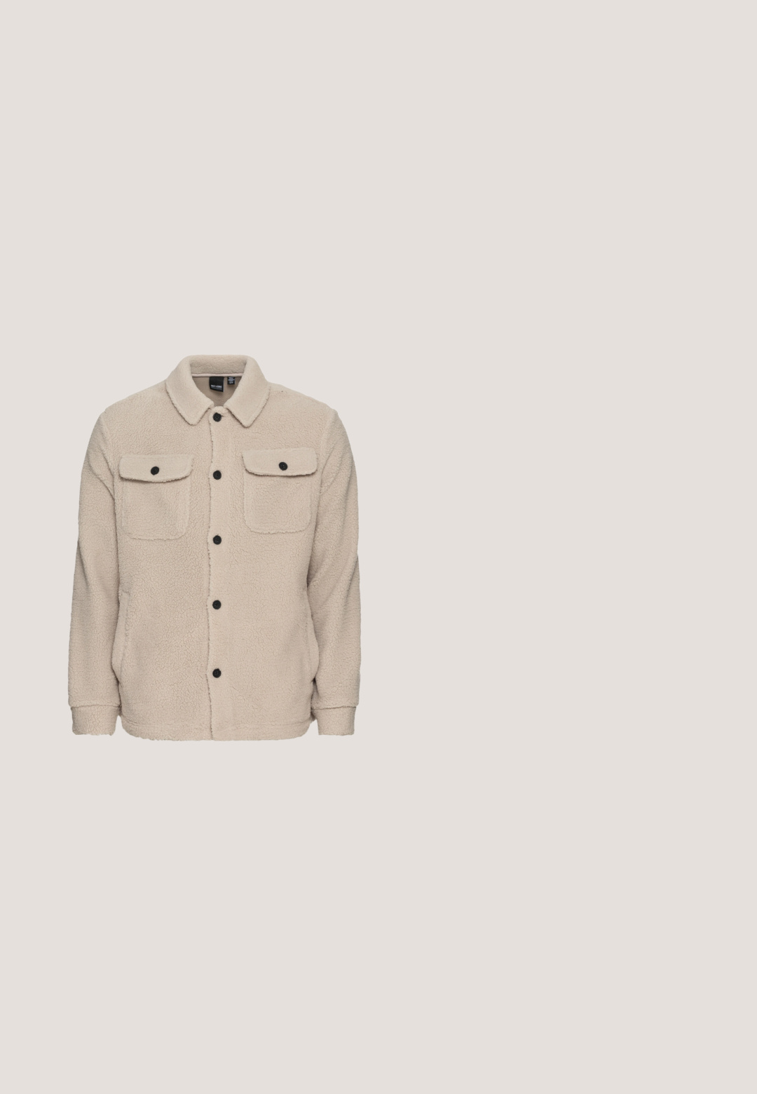 Beige Fleecejacke mit Kragen, Knopfverschluss, zwei Brusttaschen mit Klappen und strukturiertem Stoff. Schwarze Knöpfe setzen Akzente im Design.; Jack & Jones JJCONTRAST HOOD - Kapuzenpullover - crockery; Beige Kurzarm-T-Shirt aus weichem Stoff, mit rundem Ausschnitt und einem kleinen schwarzen Vogel-Logo auf der linken Brustseite.; Beige Hosen mit glatter Textur, geradem Schnitt, zwei Gesäßtaschen mit Knöpfen und einem normalen Bund.; Brauner Chelsea-Lederstiefel mit schwarzer Sohle, elastischen Seitenteilen und Laschen, vor einer glänzenden gefliesten Wand und reflektierendem Boden.; Guess MILANO CROSSBODY FLAT - Umhängetasche - military green