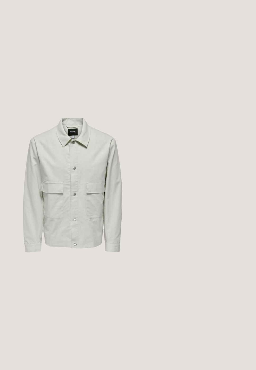 Only & Sons ONSMARLON - Veste légère - moonstruck; Pull en maille gris clair à fermeture éclair, manches longues et col montant, poignets et bas côtelés, présenté sur fond blanc.; T-shirt blanc uni à manches courtes et col rond en coton bio, label Selected Homme, taille large.; Pantalon gris, coupe ajustée, fabriqué dans un tissu texturé avec un motif de fines rayures. Comprend une fermeture à bouton à l'avant et des poches standard.; Baskets en daim gris clair avec semelle en caoutchouc blanche et lacets gris, vue de profil sur fond neutre.; Sac à bandoulière en cuir noir avec fermeture à rabat, quincaillerie argentée, sangle ajustable et logo en relief sur le devant. Surface texturée.