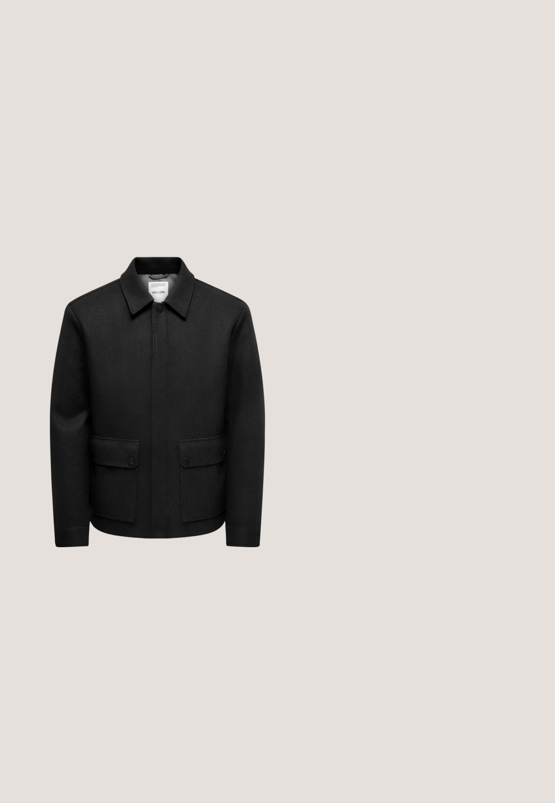 Zwarte wolmix jas met een puntkraag, drukknoopsluiting, twee voorzakken en lange mouwen. Gladde textuur met een minimalistisch ontwerp.; Donkergroene gebreide trui met geribde zoom en mouwen. Heeft een ronde halslijn en raglanmouwen. Het materiaal lijkt zacht en gestructureerd.; Zwart T-shirt met korte mouwen en een ronde hals, met een ontspannen pasvorm, eenvoudig ontwerp en zichtbaar merklabel aan de binnenkant van de kraag.; Grijze geruite broek met een fijn ruitpatroon, gemaakt van een gladde stof. Voorzien van een knoopsluiting en een getailleerde pasvorm.; Zwarte leren Chelsea-boot met elastische zijpanelen en een trekhaak, met een ronde neus en een gestructureerde rubberen zool.; Zwarte rechthoekige tas van textuurmateriaal, met ritsluiting en verstelbare schouderband; heeft een subtiele logo in de hoek.
