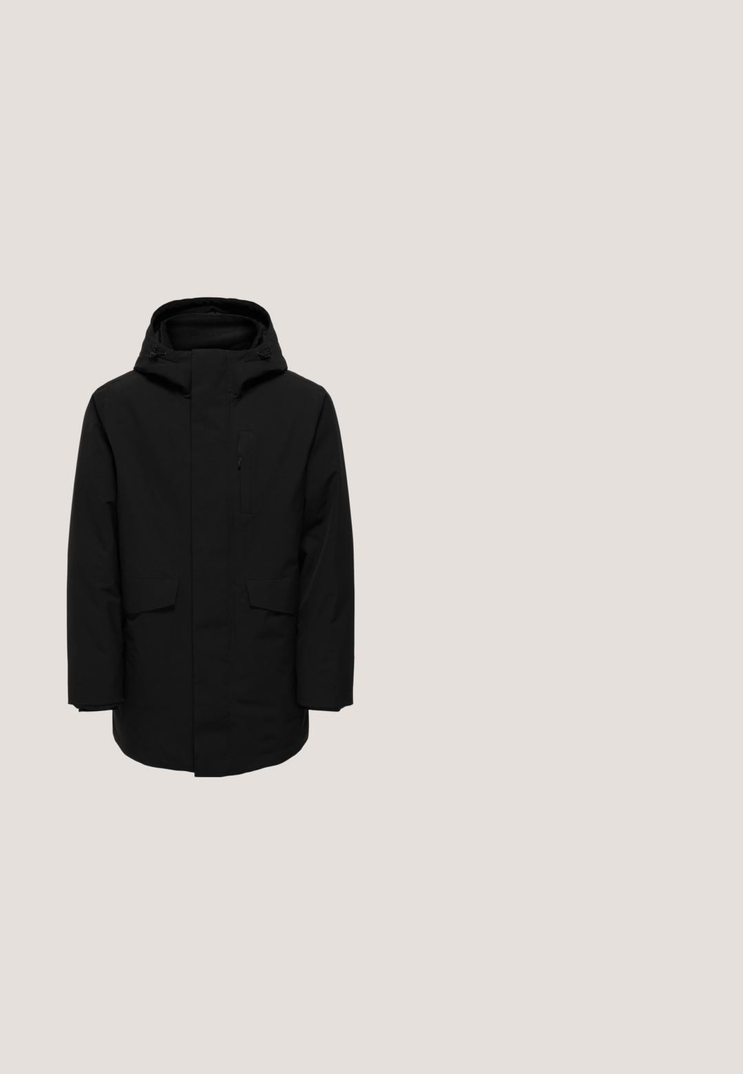 Zwarte waterdichte parka met een capuchon, een ritsborstzak en twee voorzakken met klep. Heeft een gladde, matte textuur en een relaxte pasvorm.; Zwarte fleece pullover met halve rits, hoge kraag, gestructureerd oppervlak en een klein logo op de borst. Zacht, warm en casual ontwerp.; Zwarte katoenen t-shirt met korte mouwen, ronde halslijn en een klein logo label aan de voorkant. Eenvoudig, losvallend ontwerp.; Zwarte cargobroek van katoen, met zijzakken, een rechte broekspijpenontwerp en een gladde textuur. Bevat een logo op de zak.; Zwarte enkelboot van suede met een rubberen zool, voorzien van metalen oogjes, veters en een zachte nepbontkraag rondom de bovenkant.; Zwarte crossbody tas van soepel nylon. Voorzien van een ritssluiting, verstelbare schouderband en een subtiele logopatch aan de voorkant. Rectangulaire vorm.