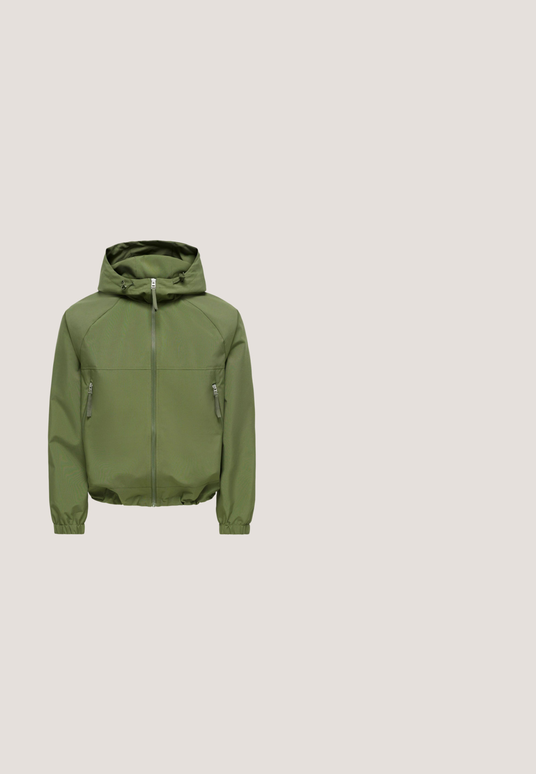 Veste à capuche vert olive avec fermeture éclair à l'avant, deux poches latérales zippées, poignets élastiques et cordons ajustables sur la capuche.; Polo manches courtes vert sauge avec motif quadrillé texturé et col tricoté, conçu pour un port décontracté.; Shorts décontractés noirs avec taille élastique et poches latérales, présentés sur un fond clair uni.; Bottine noire en cuir avec un design à lacets, semelle en caoutchouc épaisse, finition texturée et couture renforcée. Présente un branding minimaliste.; Lunettes de soleil rectangulaires noires avec verres teintés verts et logo Ray-Ban sur la branche, présentées sur un fond blanc.; Sac messager noir avec fermeture à rabat et poche avant texturée, bandoulière réglable, et design minimaliste sur fond uni.