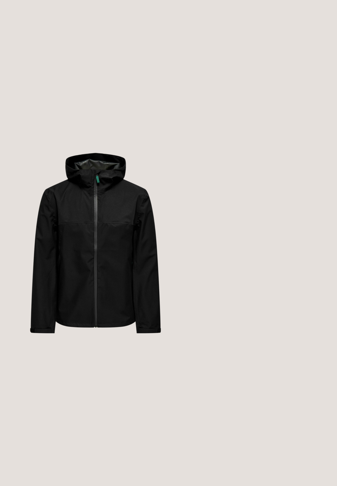Veste imperméable noire avec capuche, fermeture éclair frontale et poignets ajustables. Matière lisse et design minimaliste sans embellissements.; Polo noir à manches courtes avec col et patte cachée, présenté sur fond blanc.; Shorts décontractés noirs avec taille élastique et poches latérales, présentés sur un fond clair uni.; Bottine en cuir noir à lacets sur le devant, bout rond, semelle texturée et quincaillerie minimaliste. Fini lisse avec des coutures subtiles.; Lunettes de soleil rectangulaires noires avec lentilles marron, présentant une finition mate, des accents en argent et des branches larges. Logo visible sur la lentille.; Trousse de toilette en cuir noir avec une poche zippée horizontale à l’avant et une poignée latérale sur fond blanc.