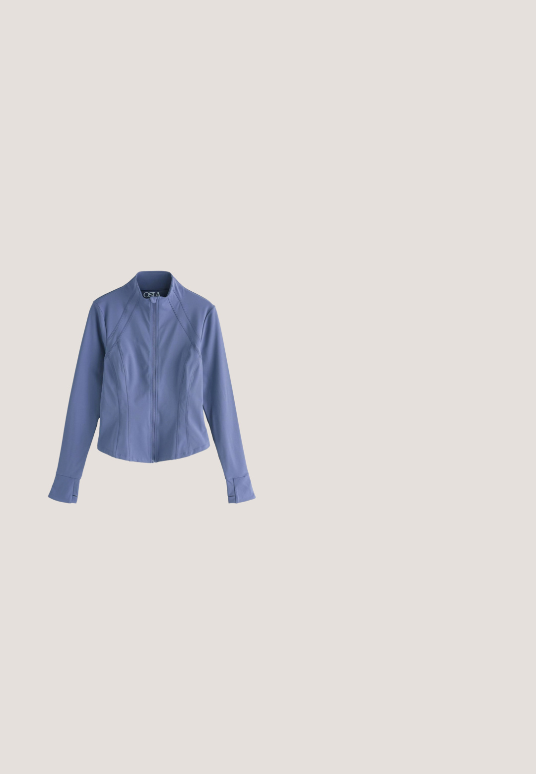 Lichtblauwe jas met lange mouwen met ritssluiting aan de voorkant, hoge kraag, aansluitende naden en verlengde manchetten met kleine inkepingen.; Lichtgrijze hoodie met grote witte tekst "10 DAYS" over de voorkant en mouwen, met lange mouwen en geribde boorden.; Grijze mouwloze top met witte bloemrijke kanten overlay en geborduurde tekst "UPGRADE" op de voorkant, met een ronde halslijn en geplooide zoom.; Lichtgrijze gebreide wijde broek met een zachte textuur en elastische tailleband, plat neergelegd op een witte achtergrond.; Grijze instapschoen met een gebreide bovenkant en elastische band. Heeft een witte zool met een gestructureerde afwerking. Ontworpen voor comfort en flexibiliteit.; Lichtgrijze hobo tas van zacht materiaal, met een brede schouderriem, zilveren hardware en een rechthoekig label aan de voorkant.