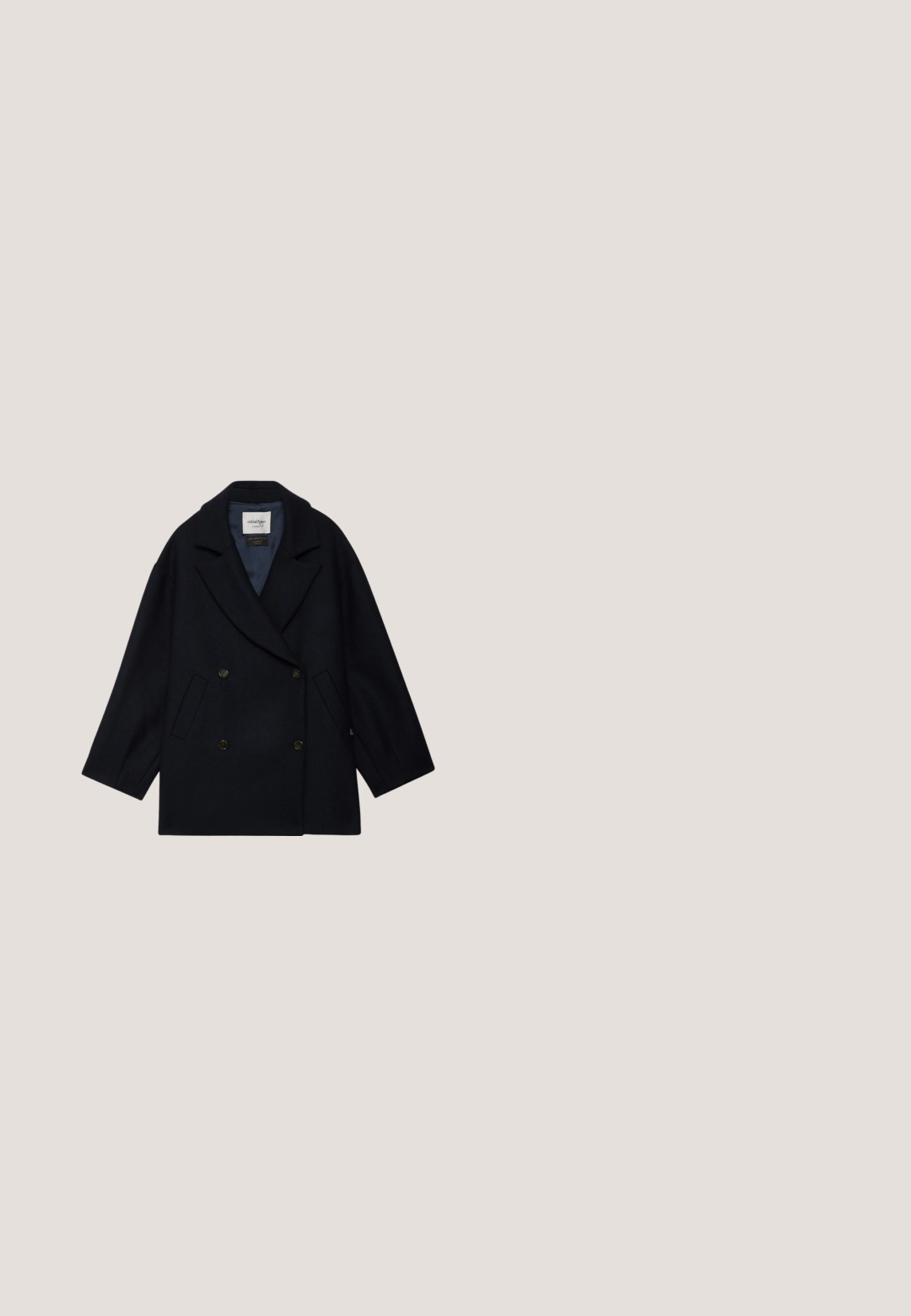 Manteau en laine bleu marine à double boutonnage avec un col cranté, deux poches avant et un tissu texturé subtil. L'intérieur est doublé dans une couleur contrastante.; Pull en maille torsadée bleu marine avec un col rond, des manches longues et un ourlet court. Le tissu semble doux avec un motif texturé.; Chemise bleu marine à manches longues avec col et poignets, tissu lisse, posée à plat sur fond blanc.; Pantalons larges bleu marine avec un devant plissé, une taille élastique et des poches latérales. Fabriqués en tissu lisse et léger.; Mocassin homme en daim noir avec talon bas empilé et détail de bride penny, vue de côté sur fond blanc.; Sac à main en cuir bleu marine avec deux poignées arrondies, quincaillerie dorée et une bandoulière amovible. Présente une surface texturée et un détail de logo.