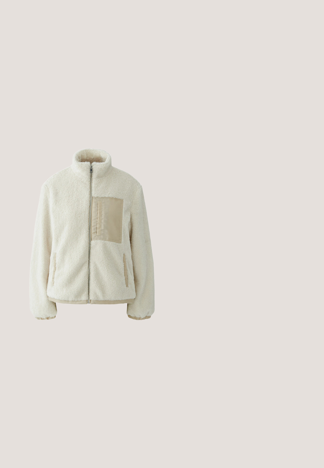 Cremefarbene Fleecejacke mit durchgehendem Frontreißverschluss, hohem Kragen, beiger Brusttasche und zwei Seitentaschen, dargestellt auf weißem Hintergrund.; Cremefarbenes Sweatshirt mit langen Ärmeln, feiner floraler Struktur, gerippten Bündchen und Saum sowie rundem Ausschnitt.; Kurzärmliges T-Shirt in Cremefarbe mit lockerem Schnitt. Auf der Vorderseite befindet sich ein geprägtes "BOGNER"-Logo. Weiche, glatte Stoffstruktur.; Beige Baumwollhosen mit elastischem Bund und Kordelzug. Weites Beindesign mit glatter Textur und ohne sichtbare Muster oder Akzente.; Beiger Sneaker aus Strickstoff mit weißer, strukturierter Sohle, zum Hineinschlüpfen, elastischen Schnürsenkeln und Zuglaschen an Zunge und Ferse.; Beige Umhängetasche mit einer glatten, gepolsterten Textur, Reißverschluss und einem Logo-Patch. Verfügt über einen dünnen, verstellbaren Tragegurt.