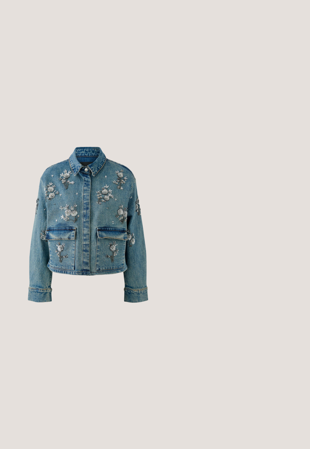 Veste en jean bleue avec broderie florale en perles argentées, fermeture par boutons sur le devant, deux grandes poches à rabat, et manches longues.; T-shirt à manches courtes et coupe courte en bleu clair avec un motif de rayures ondulées. Confectionné en tissu doux, muni d'un col côtelé et d'une coupe décontractée.; Jean en denim bleu à pattes d'éléphant avec une conception de volants superposés, présentant des détails lacés noirs sur les côtés et des bords effilochés.; Bottine en denim avec un bout pointu, un design incurvé, des coutures décoratives argentées et un talon aiguille de 8 cm. Bleu foncé avec une finition texturée.; Lunettes de soleil rectangulaires transparentes bleu clair avec des verres bleu foncé et le logo doré de Coach sur les branches décorées de petites taches de léopard.; Sac à épaule en denim bleu foncé avec des appliqués floraux, boucle en argent et logo "Desigual" à l'avant, bandoulière réglable.