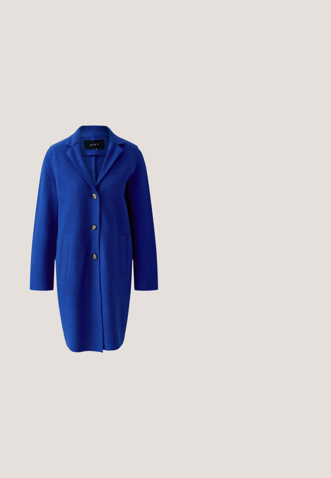 Lange koningsblauwe wollen jas met reverskraag, drie knopen aan de voorkant en twee zijzakken, met het label "oui" aan de binnenkant van de kraag.; Blauw en zwart langemouwen shirt met een geometrisch gestreept patroon, met afwisselend dikke en dunne strepen, knoopsluiting aan de voorkant en kraag.; Felle blauwe wijde broek met een gladde, op maat gemaakte afwerking. Heeft een platte tailleband aan de voorkant en rechte pijpen voor een strakke uitstraling.; Blauwe suede hoge hak met een puntige neus en een korte, blokhak. Het interieur is lichtblauw en heeft een zachte textuur.; Blauwe suède crossbodytas met zilveren ketting en verstelbare band, afgebeeld op een witte achtergrond.; Zilveren oorbellen in de vorm van een schildpad hebben blauwe stenen in het midden en een textuurafwerking. Het ontwerp benadrukt de gladde rondingen en ingewikkelde details.