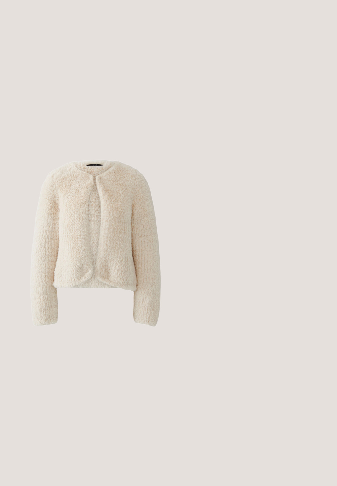 Crèmekleurige, lange mouwen, pluizige namaakbontjas met een ronde hals zonder kraag en een licht cropped pasvorm.; Witte mouwloze bodysuit met een hoge halslijn, voorzien van een ruchesafwerking, gemaakt van rekbaar ribmateriaal, met een nauwsluitende silhouet.; Creme wijde broek van zachte stof. Kenmerkt zich door een elastische tailleband met verstelbaar trekkoord en geen zichtbare patronen of accenten.; Beige leren pump met hoge hak, een spitse neus en een stevige, rechthoekige hak. Gladde textuur zonder zichtbare patronen of accenten.; Beige gerenewd leren handtas met een ronde vorm, dubbele handvatten aan de bovenkant, een afneembare schouderband en gouden hardware. Lancaster Paris-logo ingebossen aan de voorkant.; Gouden ketting met vlinderbedels, waarvan sommige zijn versierd met heldere kristallen. Verstelbare lengte met een sluiting en verlengkettinkje.