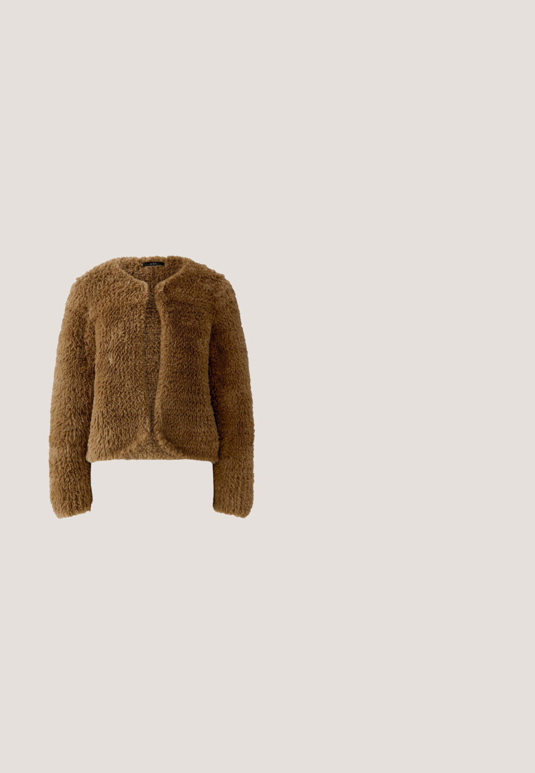 Bruine langemouwen harige jas zonder zichtbare knopen of sluitingen, met een ronde halslijn en zachte, gestructureerde stof.; Langsleeve turtleneck top in geelachtig-bruin textiel, met een aansluitende pasvorm en gelijkmatige stiksels langs de naden.; Bronzen brede broek gemaakt van een gestructureerde, glanzende stof. Voorzien van een knoopsluiting en plooien aan de voorkant, wat zorgt voor een losse pasvorm en een elegante silhoeet.; Bruine suède enkellaars met een decoratieve crèmekleurige stiksel langs de bovenrand en een metalen logo-detail aan de buitenkant. Platte zool.; Bruin getextureerde driehoekige handtas met een diepe V-opening en een kort handvat vastgebonden aan de bovenkant, geplaatst tegen een effen witte achtergrond.; Gouden kruis hanger met meerkleurige edelstenen waaronder rood, blauw, groen, oranje, turquoise en roze, met een lus bezet met kleine diamanten.