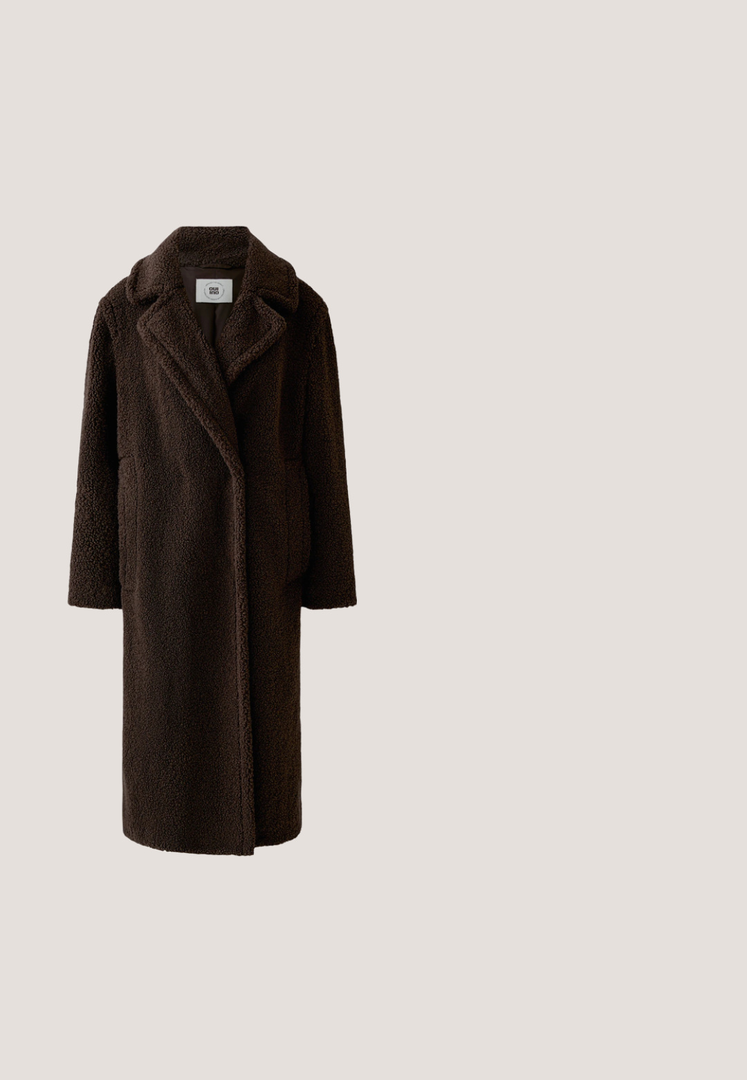 Lange donkerbruine teddyjas met brede revers, lange mouwen, zijzakken en een gestructureerde wolachtige stof.; Donkerbruine jurk met lange mouwen en gedraaide, gedrapeerde stofdetails aan de voorkant, met een wijde halslijn en een zoom tot op de knie.; Even&Odd by Zalando Laarzen met hoge hak - dark brown; Schildpadbril met een geometrisch ontwerp, donkerbruine glazen en dikke monturen. De randen hebben scherpe sneden voor een onderscheidende vorm.; Donkerbruine leren handtas met dubbele handvatten, voorvak met ritssluiting, decoratieve gespen en zijknopen op een witte achtergrond.; Hanger met een druppelvormige donkerbruine steen en een verticale gouden staaf ingelegd met kleine heldere stenen op een witte achtergrond.