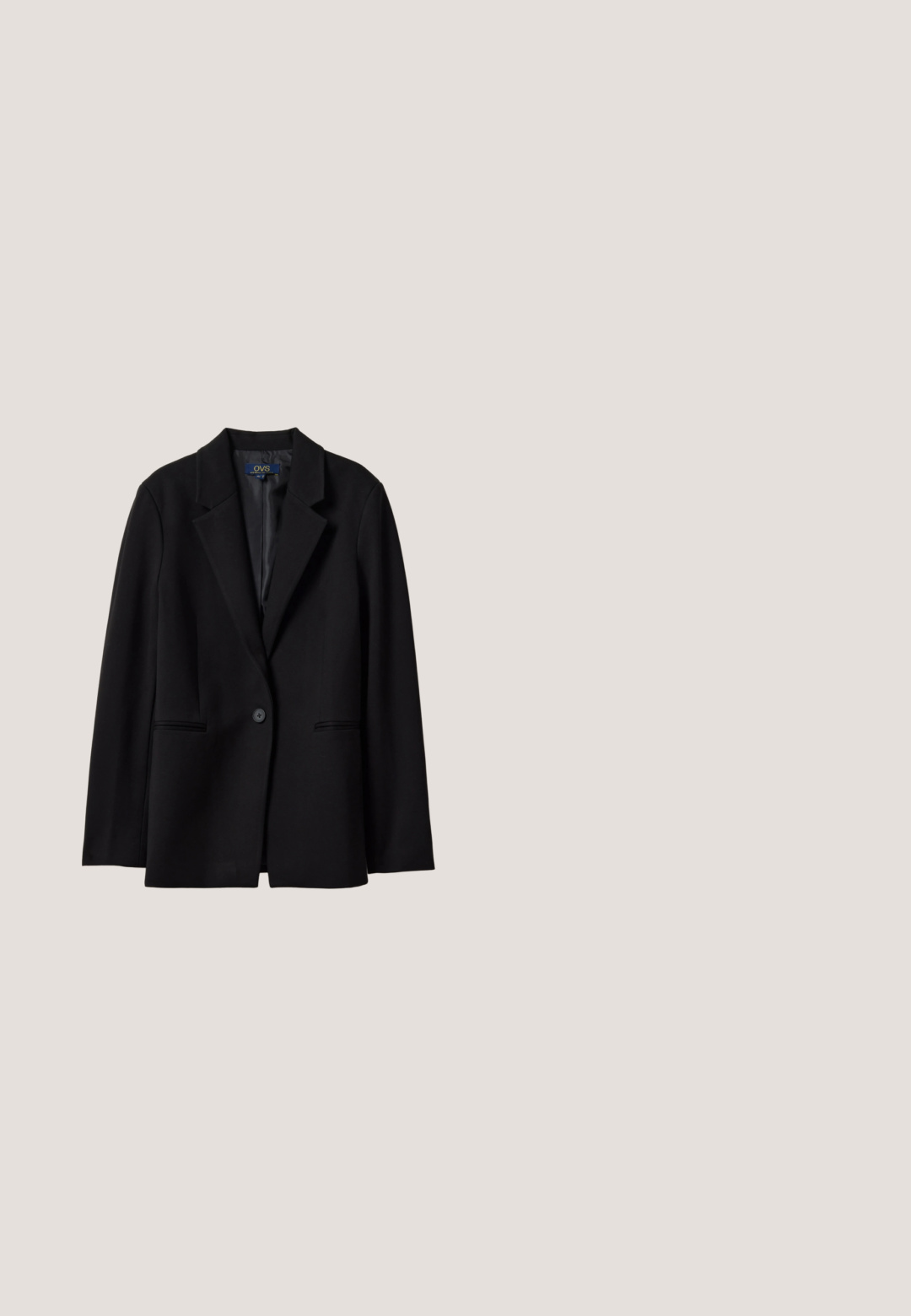 Blazer negro de un solo botón con solapas de muesca y dos bolsillos frontales con abertura, presentado sobre un fondo blanco.; Camiseta blanca sencilla de manga corta y corte cropped con escote redondo y etiqueta negra de la marca dentro del cuello.; Vaqueros de tiro alto de pierna recta en negro, con botón frontal y bolsillos, pasadores para cinturón y un ligero desgastado sobre un fondo blanco.; Botas de tobillo de cuero negro con suela de plataforma gruesa y un ligero tacón, con una cremallera lateral y una lengüeta en la parte trasera.; Bolso tote de cuero negro con una forma estructurada, que presenta una parte superior curva, una correa para el hombro y detalles del logo dorado en la parte frontal.; Collar de cadena de plata, de 42 cm, con eslabones alargados que presentan acentos redondos alternos, acabado pulido y cierre de seguridad.