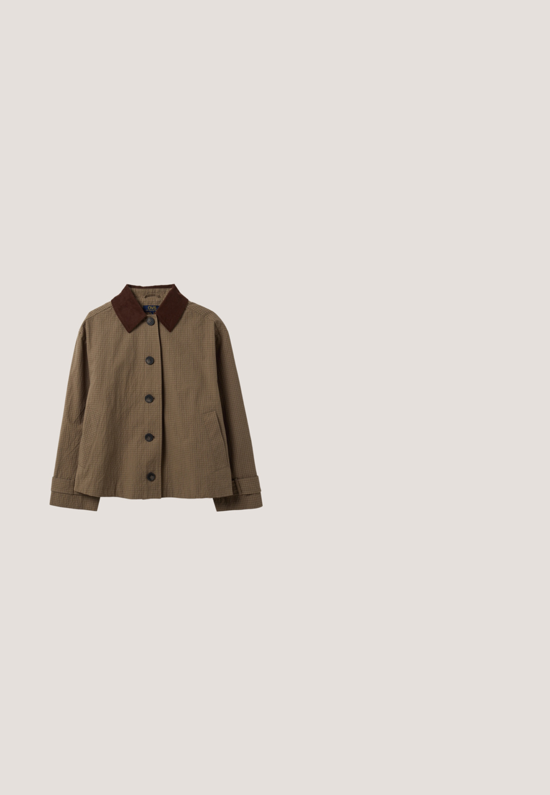 Bruine geruite jas met knopen, donkerbruine kraag, twee steekzakken en lange mouwen met knoopmanschetten.; Gebreid overhemd met korte mouwen en kraag, horizontale strepen in geel, bordeauxrood, blauw en beige knopen op een voorflap.; Wijde blauwe denim jeans met een hoge taille, voorzien van een klassiek vijf-pocket ontwerp en een gestructureerde tailleband.; Zwart-witte sneaker met een gebogen ontwerp, gemaakt van leer, met een gestructureerde zwarte neuskap en een zool van gumrubber. Vetersluiting.; Bruin-witte verticale gestreepte handtas met een enkele schouderriem en een zichtbare rits aan de bovenkant.; Duo goudkleurige oorbellen in traagdrupvorm met gegraveerde bloemen- en geometrische patronen op een effen achtergrond.