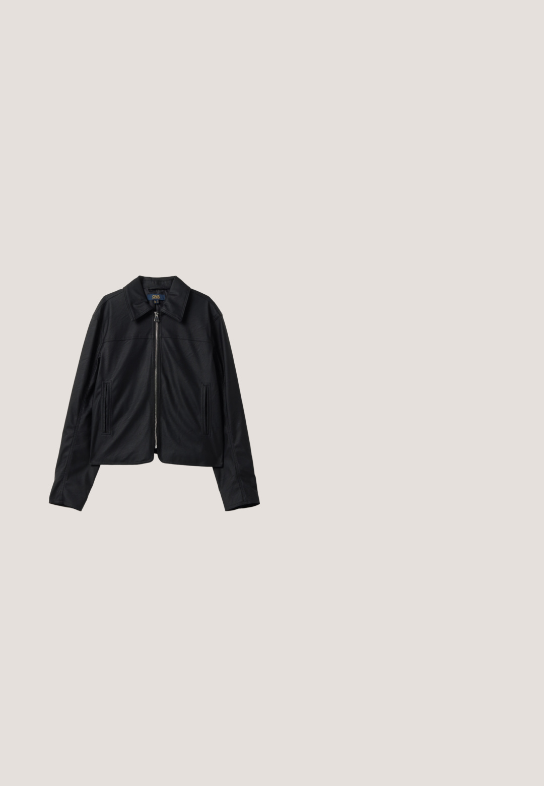 Casaco de couro preto com gola, fecho de correr frontal e dois bolsos laterais verticais, apresentado plano sobre fundo branco.; Vestido floral com mangas longas, fundo preto, apresentando flores vibrantes de várias cores em laranja, verde, roxo e branco. Decote em forma de olho de fechadura.; Bota de cowboy em couro preto com bico pontiagudo, padrões em relevo com formas onduladas e salto de altura média. Possui uma alça para fácil colocação.; Óculos de sol estilo gato com armação de plástico preta, cantos com detalhes em dourado e lentes em degradê de roxo escuro a claro. Textura suave, design leve.; Mala de ombro em couro preto com uma única alça e um pequeno detalhe de fivela dourada na frente, sobre um fundo claro e simples.; Brincos de argola dourados com grandes pendentes texturizados em forma de flor, exibidos sobre um fundo branco simples.