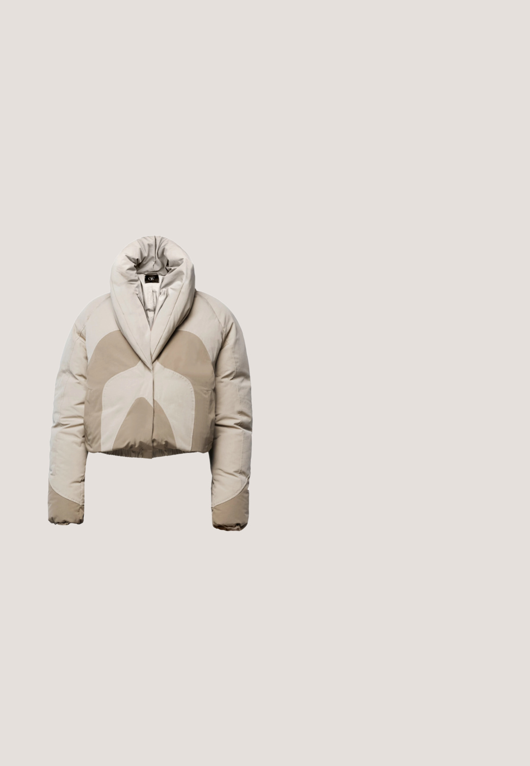 Afkortet pufferjakke i beige og creme med høj krave, der har et quiltet design og kontrasterende panelformer på kroppen og ærmerne.; Beige lynlås-sweatshirt med høj krave, ribstrikkede ærmeender og en rynket kant; har en diskret broderet logo på brystet.; Brun tætsiddende skjorte med lange ærmer, rund hals og sort "felicious" logo samt sommerfuglesymbol centreret på brystet.; Beige cargo bukser med elastisk talje, lagdelt design og sidelommer. Har justerbare manchetter med toggles for en tilpasset pasform.; Beige puffersko med quiltet design, rund tå, tekstiloverdel, snørebåndslukning og tyk gummisål med rillet detaljer.; Beige polstret tote bag med horisontal quiltet struktur, sorte håndtag og et blåt mærke på siden. Har en rektangulær form.