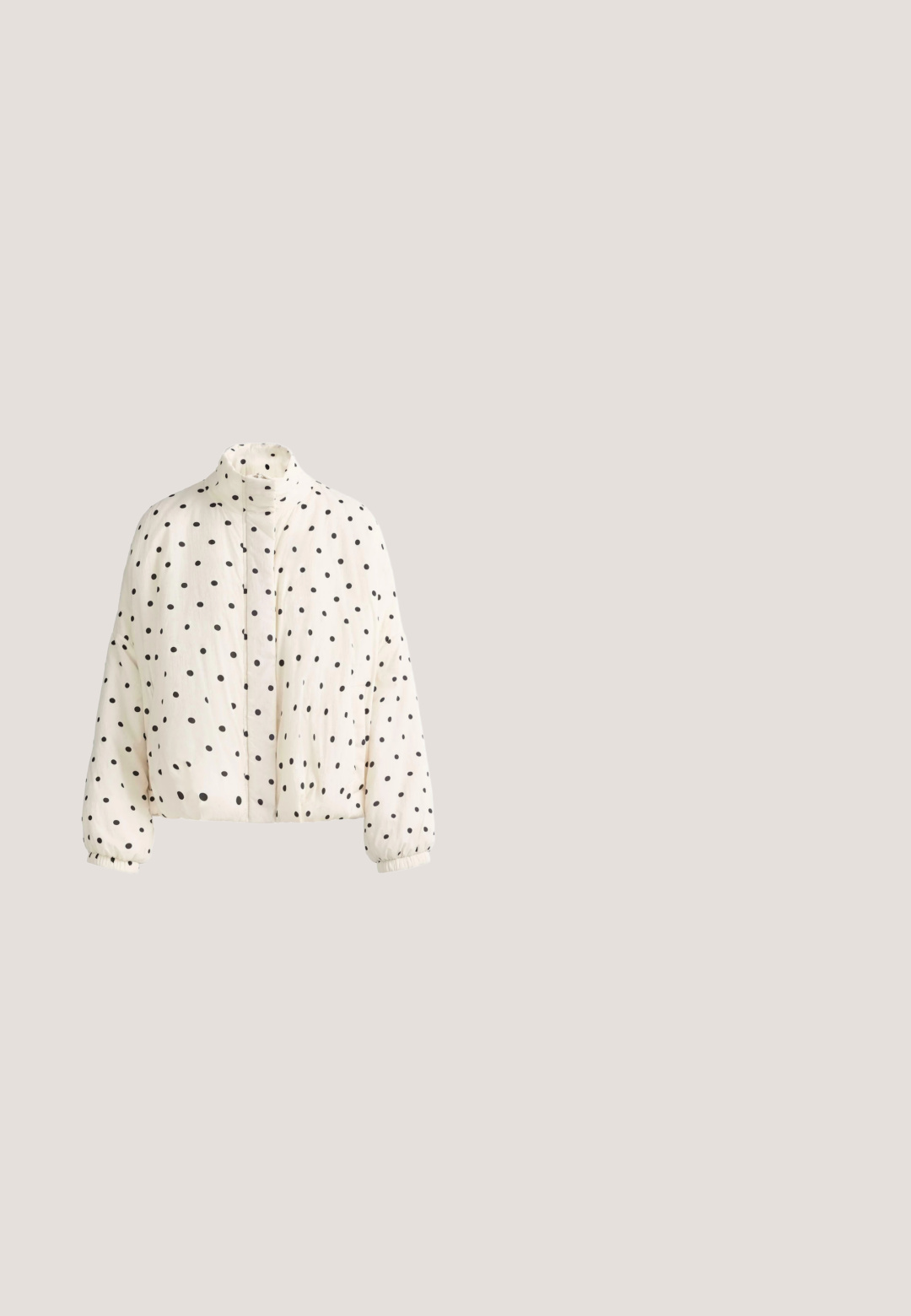 Doudoune blanche à pois noirs, col montant, manches longues avec poignets élastiques, et fermeture à pression à l'avant.; Top noir sans manches avec une coupe ajustée, présentant un décolleté en V et des bords en dentelle pour une texture et des détails supplémentaires.; Short noir taille haute sur mesure avec plis devant, passants de ceinture et fermeture avant dissimulée.; Escarpins à talons aiguilles en cuir verni bordeaux, avec un bout pointu et un élégant talon stiletto. Design à dos ouvert avec une sangle à la cheville réglable.; Lunettes de soleil noires en forme d'œil de chat avec des verres verts, finition brillante, et détails du logo en argent sur la branche. Monture angulaire avec des branches épaisses.; Pochette en tweed noir et blanc avec un bord en velours noir, présentant un motif pied-de-poule et un accent logo doré à l'avant.