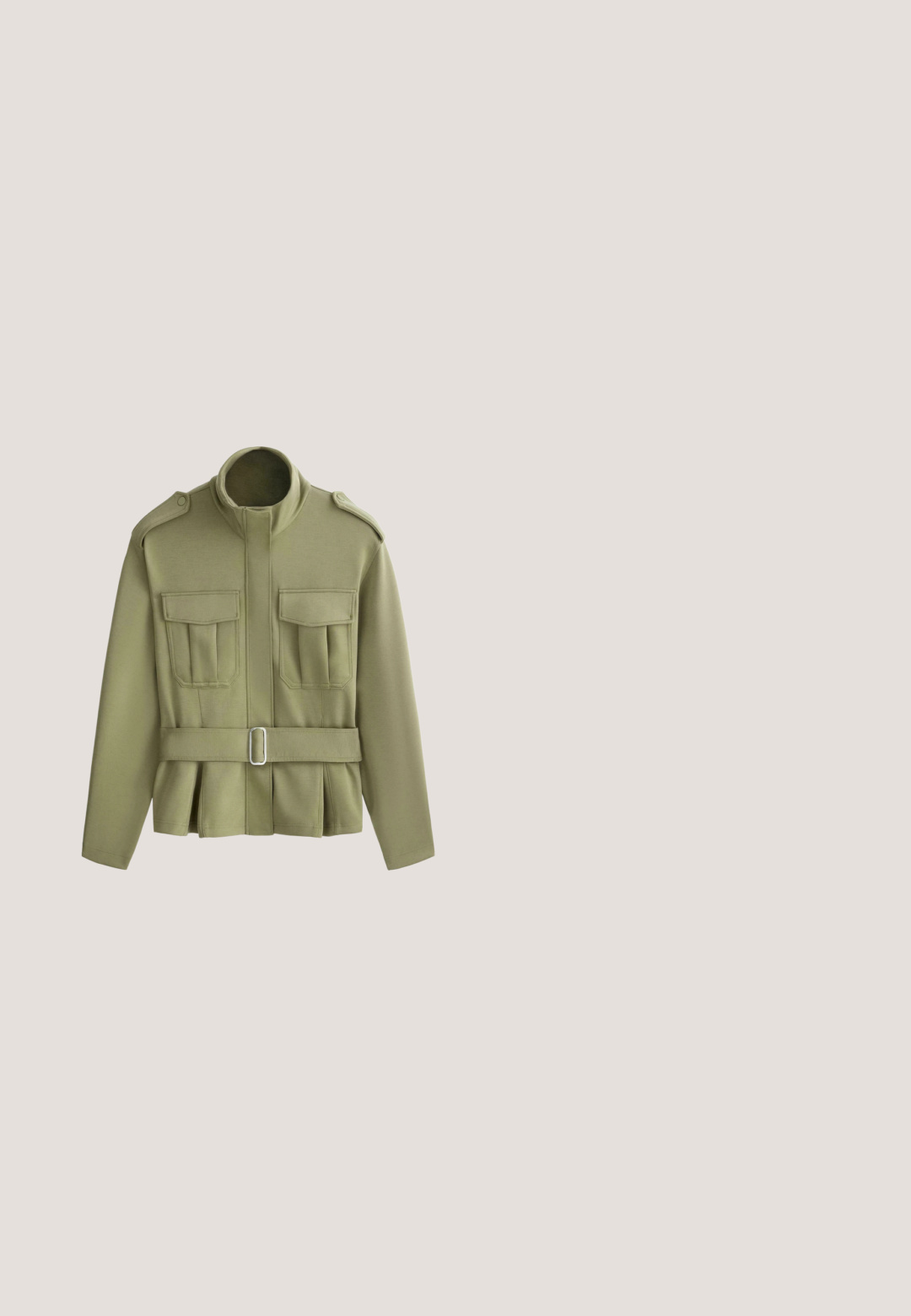 Olivengroen militair jasje met opstaande kraag, twee voorflapzakken, schouderepauletten en een ceintuur in de taille.; Korte mouwen blouse met groene, perzikkleurige en blauwe bloemenprint, ronde halslijn en kleine achterste sleutelgatknopsluiting.; Hoge taille, lichtblauwe wijdvallende denim jeans met voorzakken, riemlussen, knoopsluiting en zichtbare stikdetails.; Beige slingback hoge hakken met een spitse neus, gemaakt van textuurmateriaal, met een slanke hak en een verstelbare band.; Donkerbruine suède schoudertas met een korte handgreep en een verstelbare crossbodyriem met goudkleurige hardware.; Fijne gouden ketting met een kleine rode paddestoel hanger met witte stippen en een gouden steel.
