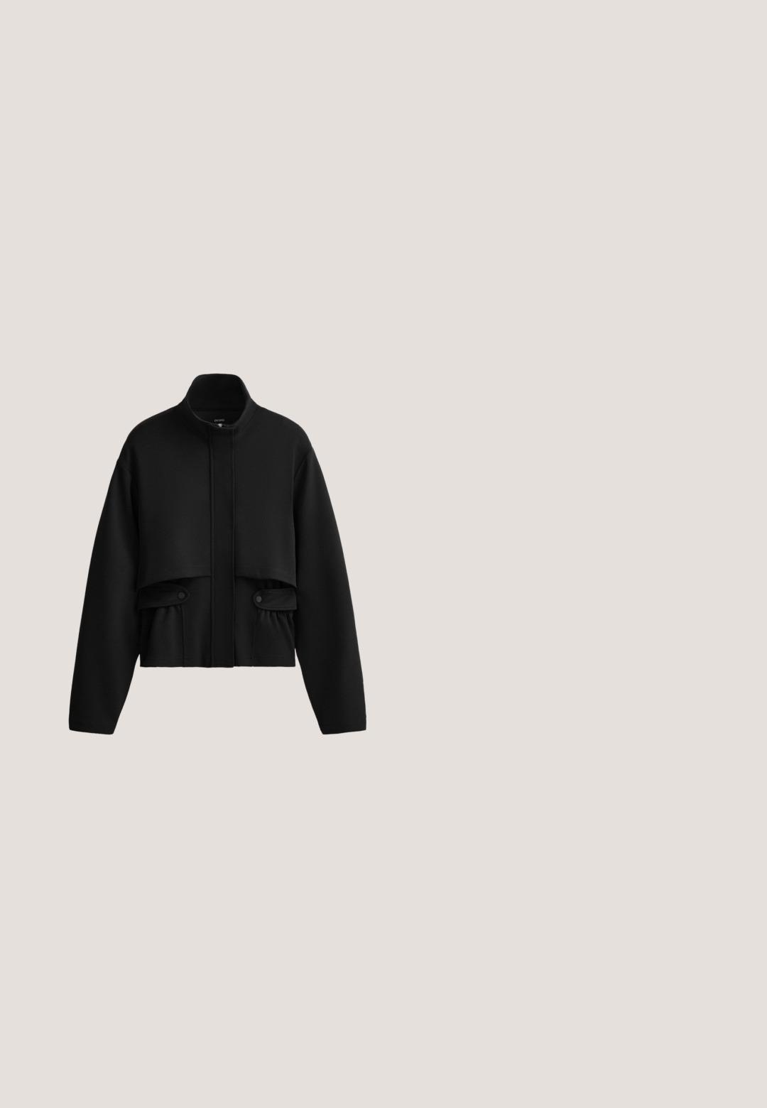 Schwarze Langarmjacke mit hohem Kragen, Frontklappen-Detail und zwei geknöpften Taschen in Taillennähe, auf weißem Hintergrund dargestellt.; Kurzärmeliges Hemd mit Knopfleiste, das ein schwarz-weiß gestreiftes Muster aufweist, mit Kragen und lockerer Passform. Glatte Stofftextur.; Schwarze Leinenhosen mit glatter Textur, versehen mit einem runden Knopf und genähten Details am Bund und an den Taschen.; Schwarze Wildleder-Slipper mit flacher Sohle, abgerundetem Zehenbereich und dekorativem Quast vorne. Glatte Textur ohne sichtbare Metallteile.; Schwarze Leder-Tote mit zwei langen Griffen, gebogener Form, strukturiertem Finish und sichtbaren Nahtdetails, geeignet für den täglichen Gebrauch.; Schwarze, glänzende, abgestufte runde Perlen, aufgereiht zu einer Halskette mit einem goldenen, verstellbaren Kettenverschluss auf weißem Hintergrund.