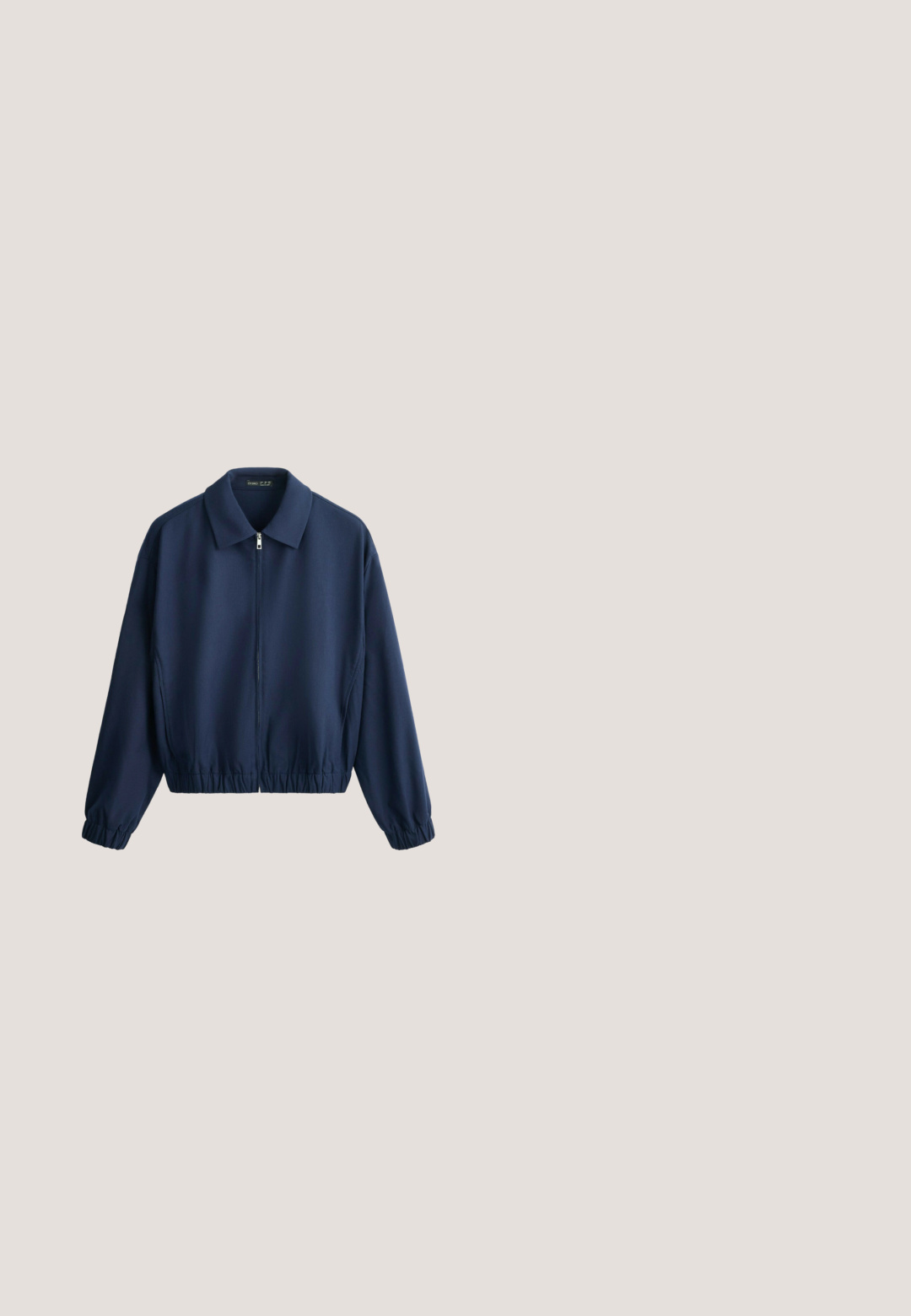 Navy blauwe jas met lange mouwen, ritssluiting aan de voorkant, elastische manchetten en zoom en een klassieke kraag, getoond op een witte achtergrond.; Navyblauw kortmouwtopje van zachte stof, met een ronde hals en een scalloped zoom langs de mouwen en de onderrand.; Donkerblauwe wijde broek met elastische tailleband en zijzakken, gemaakt van gladde stof.; Donkerblauwe suède loafer met gestikte moc-toe, penny bandje detail en zwarte lage platte hak.; Zwarte suède schoudertas met brede band en eenvoudige naaddetail, getoond tegen een witte achtergrond.; Delicaat armbandje met kleine donkerblauwe kraaltjes en gouden ronde tussenstukjes, met een gouden karabijnsluiting en een verstelbare ketting met bedel.