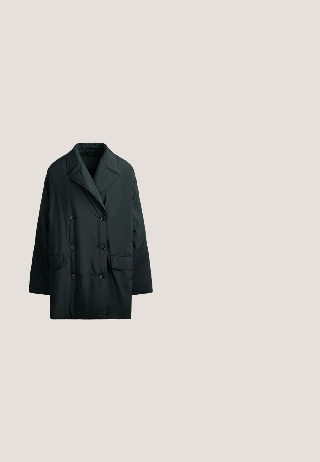 Veste noire oversize croisée avec larges revers, manches longues et deux poches avant à rabat, présentée sur fond blanc.; Robe en tricot vert olive avec un col et des poignets côtelés, ornée de boutons décoratifs sur une épaule. Manches longues, coupe décontractée.; Bottes noires au-dessus du genou en suede doux avec une semelle plate, dotées d'un bout rond et de panneaux élastiques sur les côtés pour un enfilage facile.; Lunettes de soleil noires en forme de carré avec des verres dégradés gris. Présentent des accents dorés sur les branches et une épaisse monture noire. Texture lisse.; Sac à main texturé noir avec deux poignées, logo doré "LIU JO MILANO" et un charm en cuir noir décoratif attaché à une poignée.; Bague manchette ouverte ton doré avec un design floral détaillé, pétales texturés et anneau arrondi.