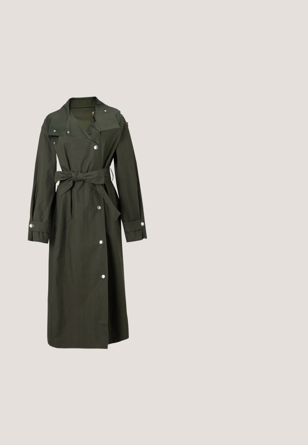 Dunkelgrüner langer Trenchcoat mit Taillengürtel, Druckknöpfen vorne und Manschettenriemen mit silbernen Knöpfen.; Schwarzer Strickcardigan mit V-Ausschnitt, Zopfmuster-Besatz, vier Knöpfen vorne und langen Ärmeln.; Schwarzes, eng anliegendes Langarmtop mit halbtransparenten Ärmeln, rundem Halsausschnitt und zwei kleinen Knöpfen am vorderen Kragen.; Schwarze, gestreifte Hose mit weitem Bein, die scharfe Falten und einen sauberen Abschluss aufweist. Hergestellt aus einem glatten, leichten Stoff.; Schwarze Leder-Pumps mit spitzem Zehenbereich und runder, ballförmiger Ferse. Glatte Textur mit einem eleganten, minimalistischen Design.; Schwarze Leder-Armbandtasche mit silbernem Reißverschluss und kurzem Griff, geprägtes Emporio Armani Milano 1981-Logo auf der Vorderseite.