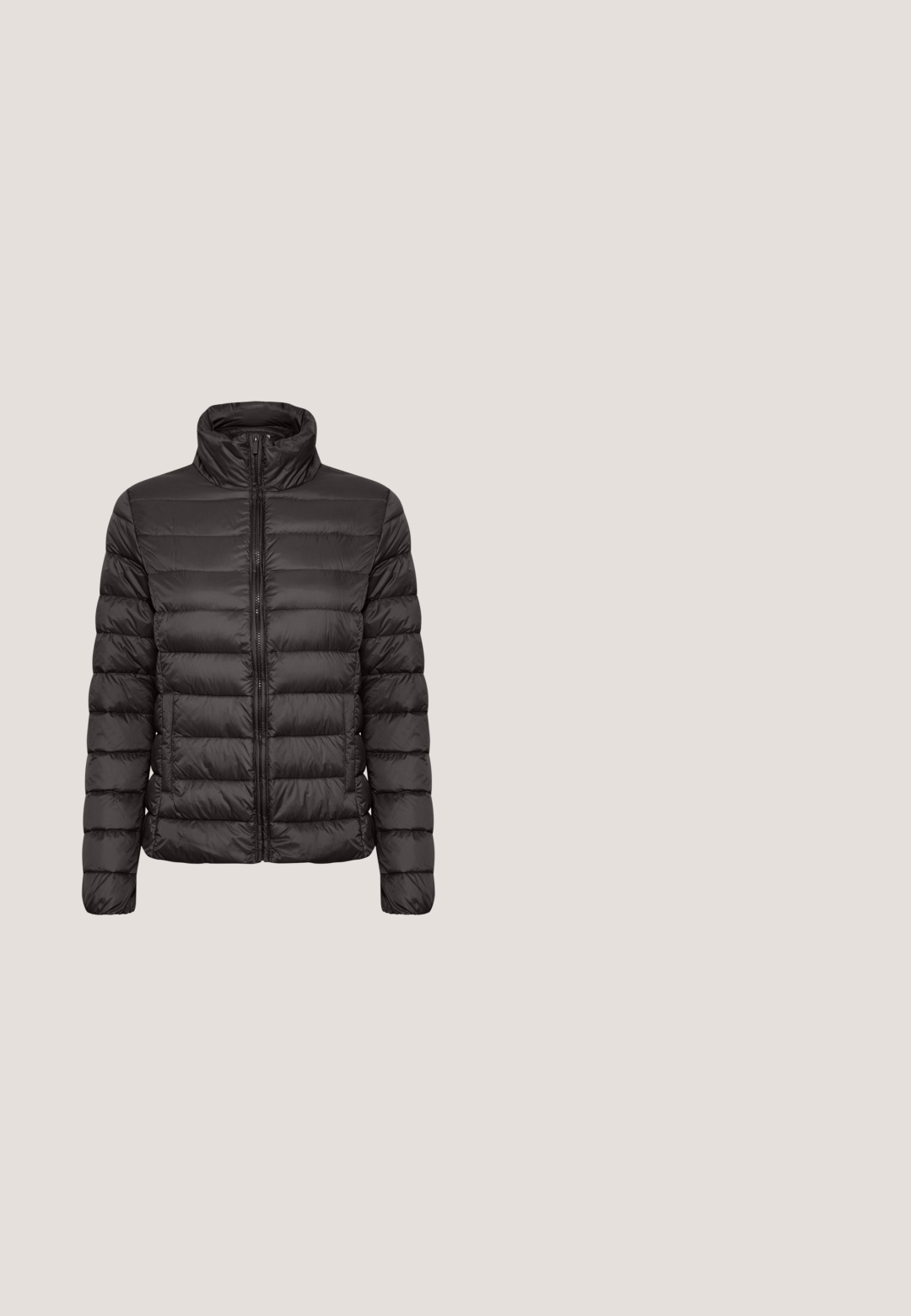 Sort dunjakke med høj krave, quiltet design, frontlynlås og to sidelommer. Har en glat, blank overflade.; Sort-hvid stribet kortærmet top med lavendelnuancer. Har en rund halsudskæring og et blødt, tekstureret strikstof.; Sorte bomuldsbukser designet med lige pasform. Har fem lommer og en frontknaplukning. Glat tekstur, minimale syninger.; Sorte sneakers med hvide accentstriber, tekstureret læder og ruskindsmaterialer, rund tå og en tykkere, ribbet gummisål.; Sort læder crossbody taske med tekstureret overflade, justerbar rem og accent i sølvfarvet hardware ring. Har brandlogoet foran.; Guldtonede øreringe med et snoet design. Den mindre del er en stud, mens den større er en hoop med en slank stang. Glat tekstur.