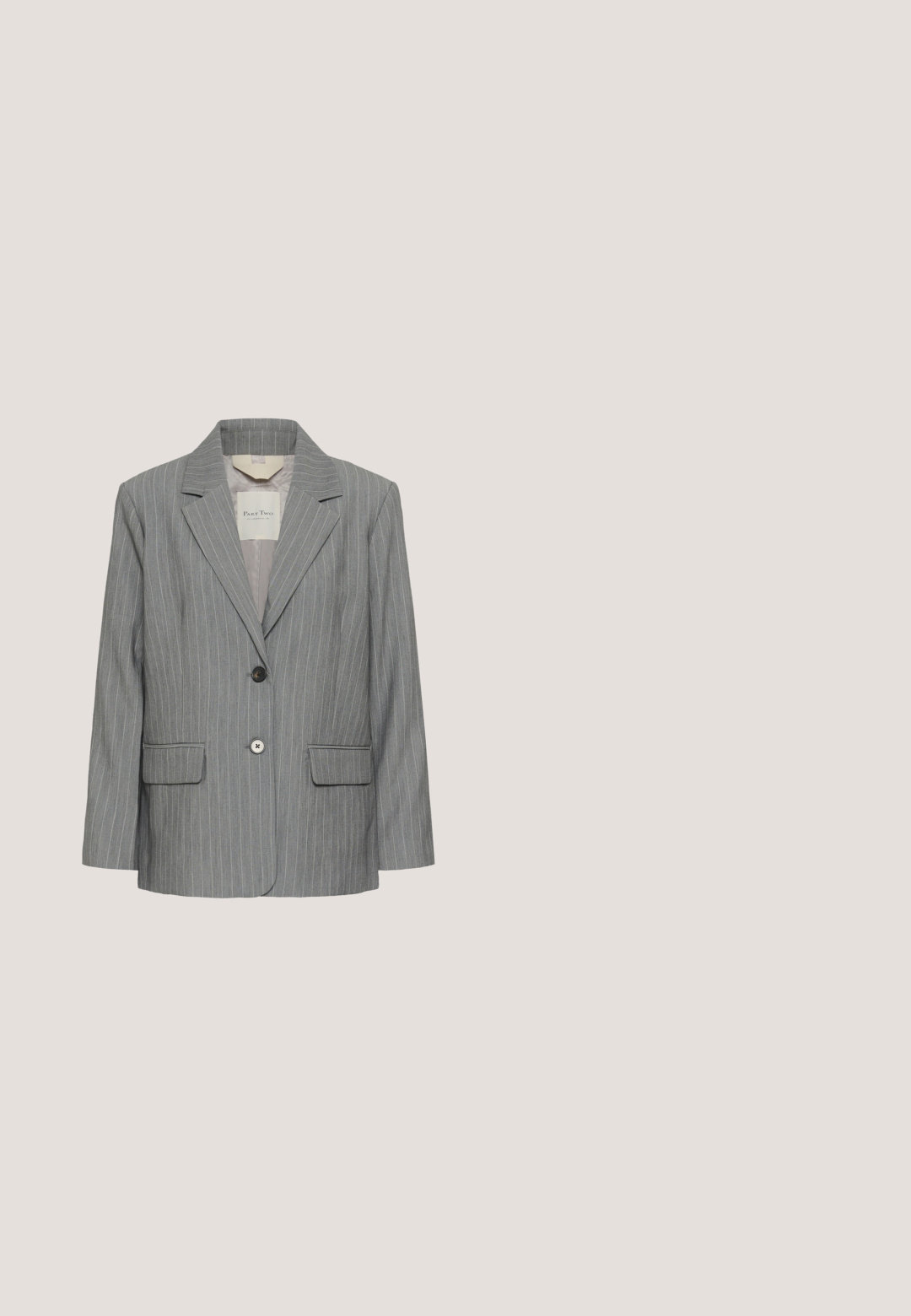 Grå blazer med nålestriber, notch-revers, to frontknapper og to klaplommer, vist på en ensfarvet baggrund.; Kortærmet hvid T-shirt lavet af blødt bomuldsstof. Har en rund halsudskæring og et enkelt, sømløst design uden udsmykninger eller mønstre.; Grå skræddersyede bukser med flad front, lige ben-design, glat overflade og ingen synlige mønstre eller pynt. Høj talje.; Sort slingback kitten heel sko med spids tå og lav tilspidset hæl vist fra siden på en hvid baggrund.; Sort læderhåndtaske med to håndtag og en justerbar skulderrem med en sølvspænde, vist mod en hvid baggrund.; To sølv hoop øreringe med et snoet design. Glat overflade med en blank finish; den ene ørering er lille, og den anden er større.