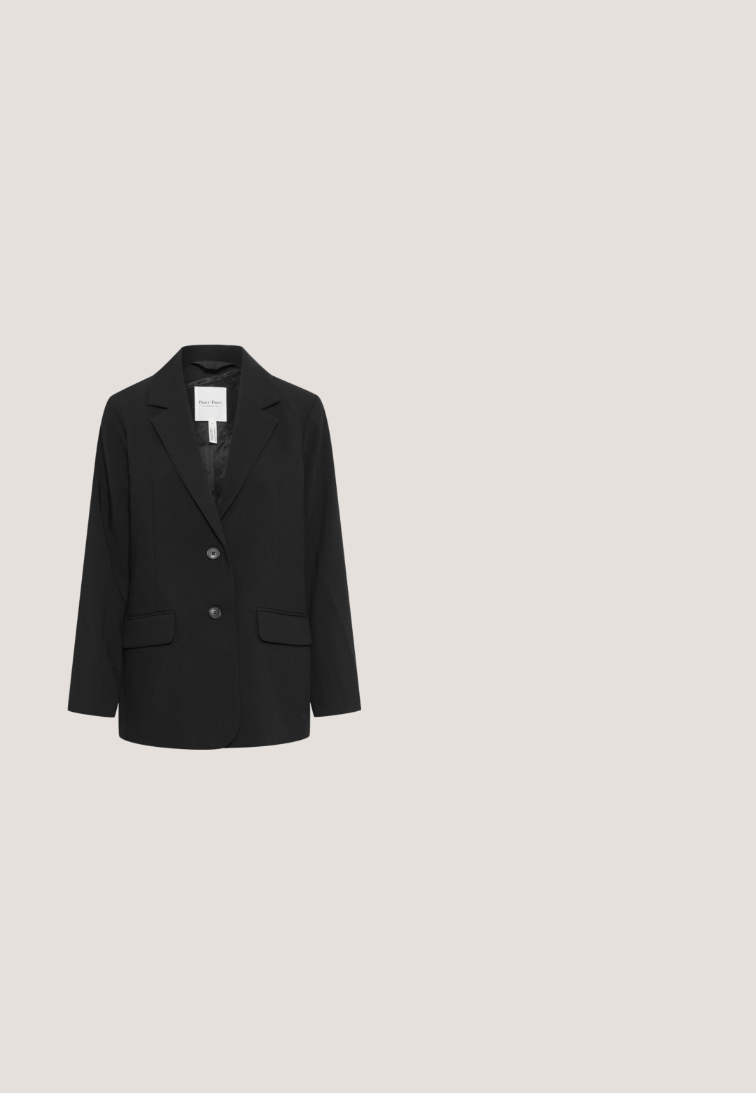 Blazer noir avec col à revers, deux boutons et deux poches avant. Fabriqué en tissu lisse avec une coupe ajustée et des manches longues.; Blouse noire avec un imprimé floral blanc, dotée d'un col froncé et de manches amples évasées. Tissu texturé avec des lignes verticales.; Jeans en denim noir à coupe droite, avec des poches avant, une fermeture éclair et des détails de couture subtils. Le tissu a une légère texture.; Bottine en cuir noir avec un bout arrondi, un talon bloc de hauteur moyenne et une finition lisse. Dotée d'une fermeture éclair discrète sur le côté.; Sac fourre-tout en suède noir avec une texture douce, doté d'une seule bandoulière et d'une sangle croisée amovible. Conception ouverte et non structurée.; Collier en argent avec une chaîne délicate et un pendentif triangulaire orienté vers le bas, orné de petites pierres scintillantes.
