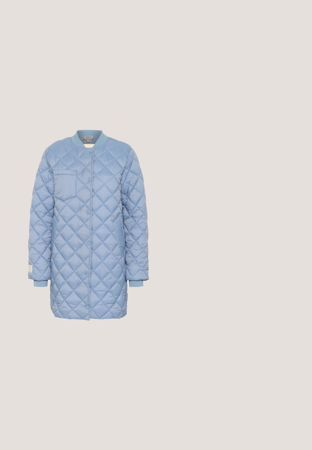 Lichtblauwe gewatteerde jas met een ronde kraag, drukknoopsluiting, een borstzak en geribbelde mouwen. Smooth textuur met ruitpatroon.; Donker marineblauwe gebreide cardigan met lange mouwen, hoge kraag en vijf zwarte knopen aan de voorkant.; Gestreept T-shirt in lichtblauw en wit, gemaakt van zachte katoen. Heeft een ronde halslijn en een klein borstzakje. Korte mouwen.; Lichtblauwe wijde jeans met een hoge taille, vijf zakken en contrasterende stiksels. Gemaakt van denim met een gladde textuur.; Lichtblauwe suède sneakers met witte accenten en geborduurde bloemenmotieven. Voorzien van veters, een gumrubberen zool en een laag uitgesneden silhouet.; Blauwe stoffen draagtas met zwart hartjespatroon en twee schouderbanden, rechthoekige vorm, zonder zichtbare sluiting of zakken.