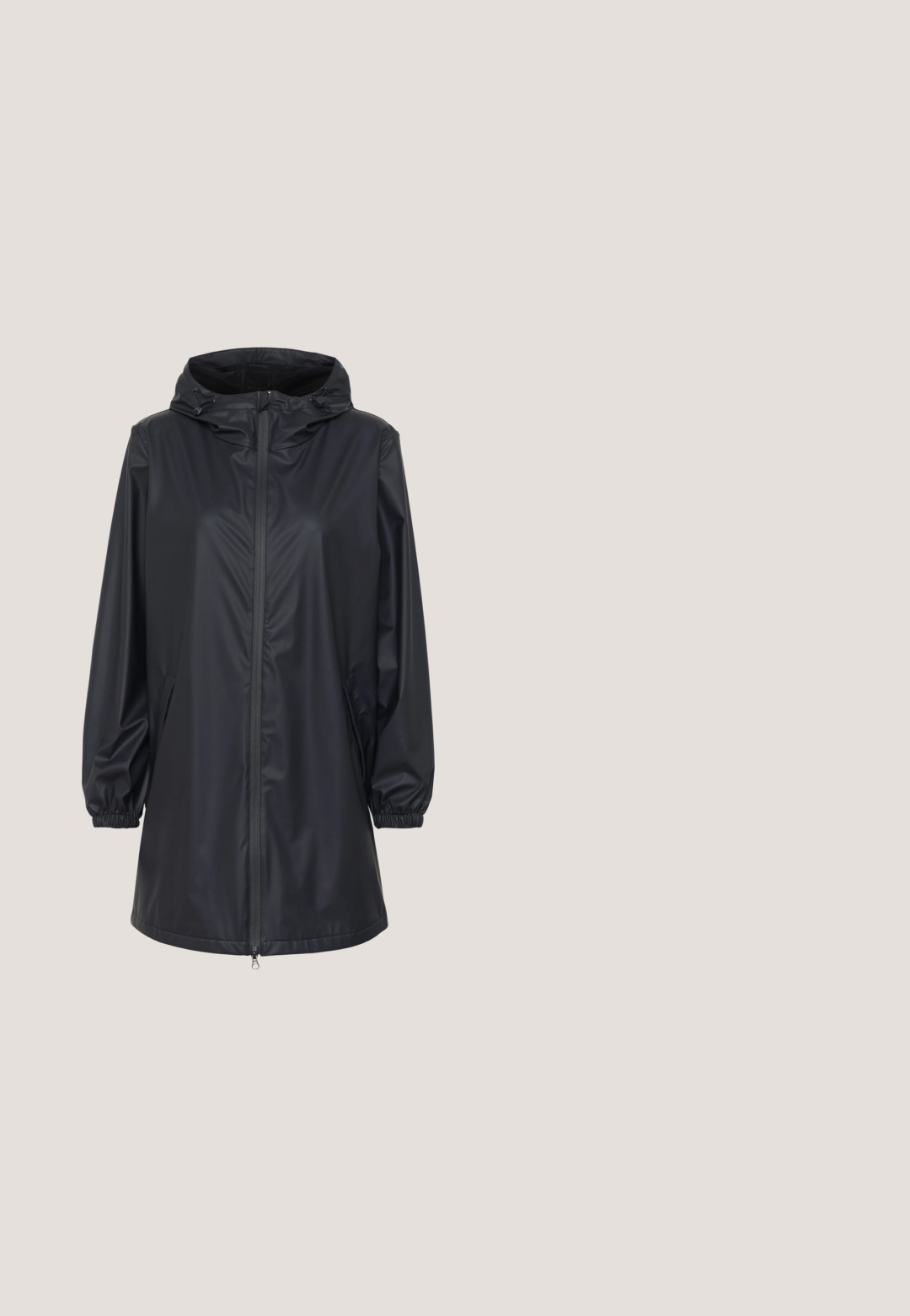 Schwarze wasserdichte Jacke mit Kapuze, elastischen Bündchen, durchgehendem Reißverschluss und zwei Seitentaschen. Glatte Textur, lässiges Design.; Schwarzer Pullover mit langen Ärmeln, Rundhalsausschnitt und gerippten Bündchen. Hat eine glatte Textur und ein dezentes Logodetail auf der Vorderseite.; Schwarze, schmal zulaufende Jogginghose mit elastischem Bund und verstellbarem Kordelzug, ausgestattet mit Seitentaschen und einem bequemen, lässigen Schnitt.; Schwarzer Sportschuh mit Mesh-Obermaterial, Schnürverschluss, gepolstertem Kragen und dicker weißer Gummisohle, seitlich dargestellt.; Schwarze Hüfttasche aus strukturiertem Stoff mit einem aufgenähten Logo-Patch mit der Aufschrift "COSTER" in der vorderen Mitte.; Goldring mit einem minimalistischen Kreuzdesign. Das Band ist glatt und schlank, mit einer polierten Oberfläche und einem offenen Ende für einen einfachen Tragekomfort.