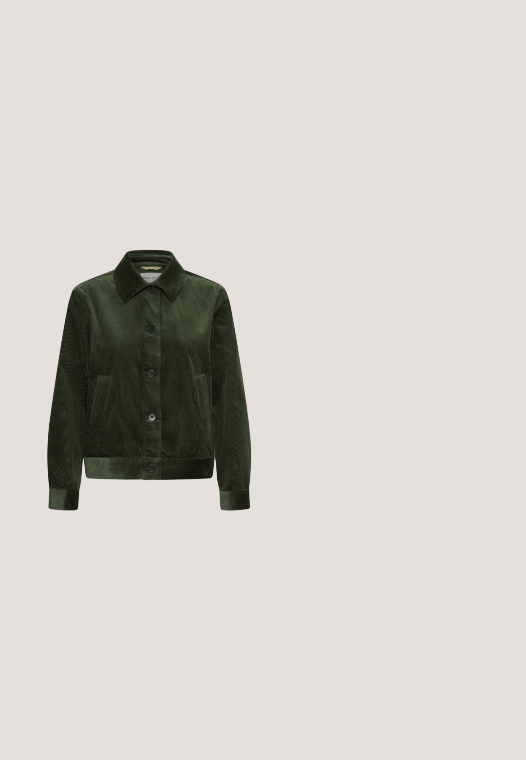Chaqueta de pana verde oscuro con mangas largas, cierre frontal con botones, cuello y dos bolsillos laterales, mostrada sobre un fondo sencillo.; Camisa de terciopelo verde con lunares negros, con cierre de botones en la parte delantera y cuello puntiagudo. Mangas largas con puños abotonados, superficie texturizada.; Pantalones de terciopelo de pierna ancha en verde oscuro con una textura suave, con un corte recto y un sutil detalle en el dobladillo. Cinturilla elástica para mayor comodidad.; Bota de tobillo de cuero verde oscuro con una forma estructurada, que presenta un panel lateral de textura gris y un tacón de bloque de madera.; Bolso de piel verde con asa superior y correa larga, bordado con un cervatillo, flores, una mariposa y un caracol.; Collar de cadena dorada con cierre de palanca, que presenta un colgante de trébol de cuatro hojas verde y un pequeño colgante de perla blanca.