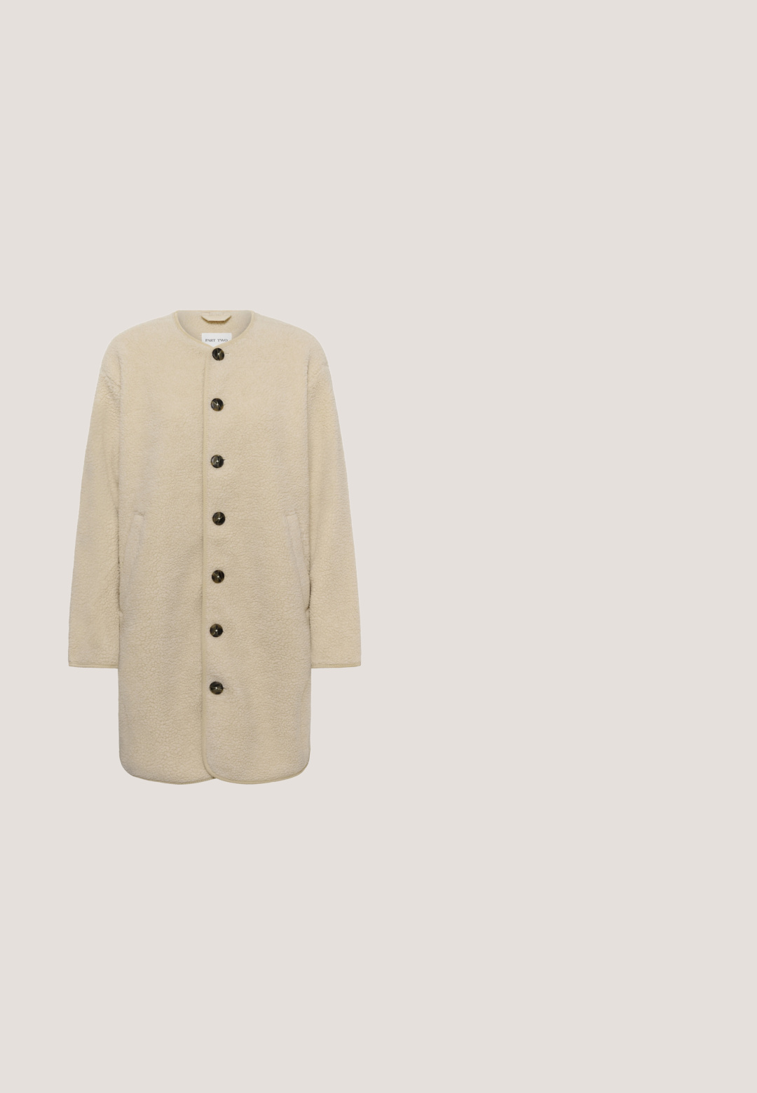 Beige langærmet knap-op frakke med tekstureret stof, rund halsudskæring, to sidelommer og seks mørke knapper foran.; b.young BYMILLER - Striktrøje - humus melange; Beige bukser med brede ben, knap- og lynlåslukning foran, bæltestropper og struktureret stof.; Beige ruskindsankelstøvler med en rundet tå, let krave og en struktureret gummisål, der har synlige søm og en bageste træksløjfe.; Stor, blød beige ruskinds-hobo-taske med en bred skulderrem og en løs, ustruktureret form, placeret mod en hvid baggrund.; Pilgrim UNFOLD - Øreringe - gold