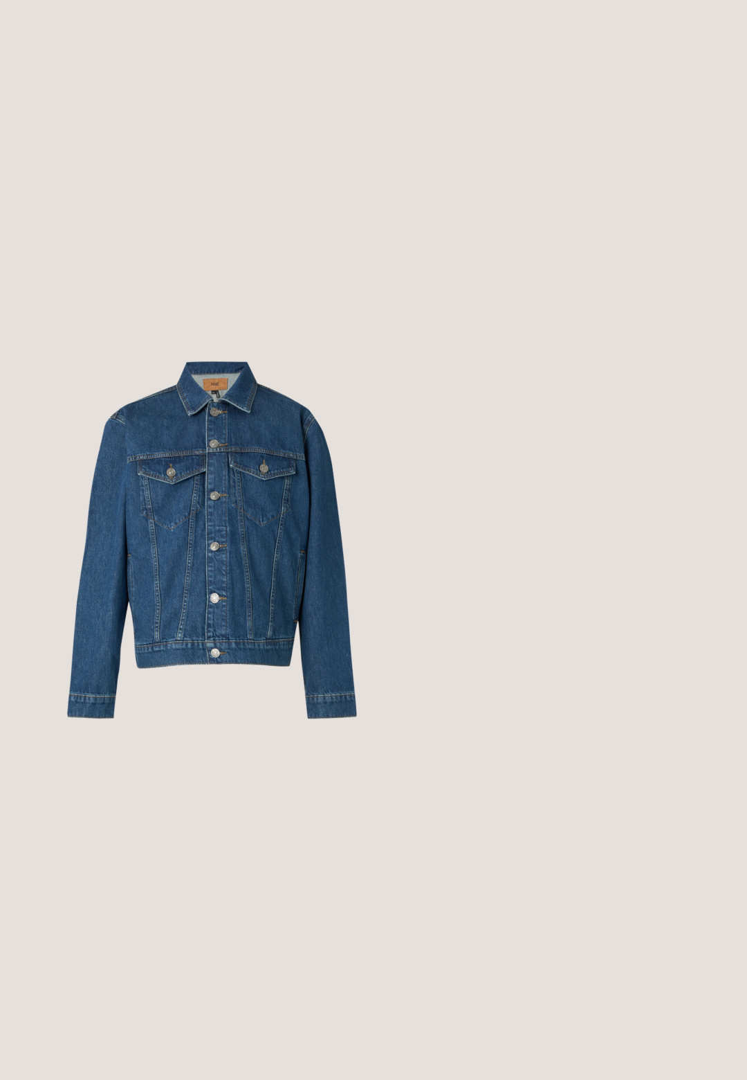 Veste en denim bleu à manches longues, boutons argentés sur le devant, deux poches poitrine boutonnées et un col sur un fond uni.; Pull vert olive à col rond avec manches longues et poignets et ourlet côtelés, présenté sur un fond blanc.; Chemise homme à manches longues avec boutons, motif à carreaux bleu et blanc et col sur un fond uni clair.; Jean en denim bleu clair avec une jambe droite. Présente des décolorations à l'avant, cinq poches, une fermeture à boutons et des coutures contrastantes.; Bottine Chelsea en cuir marron foncé avec panneaux latéraux élastiques, languettes à la cheville et semelle en caoutchouc crantée.; Trousse de toilette en cuir marron avec une surface texturée, fermeture éclair et une poignée latérale. Forme rectangulaire, bords lisses, détail de marque minimal.