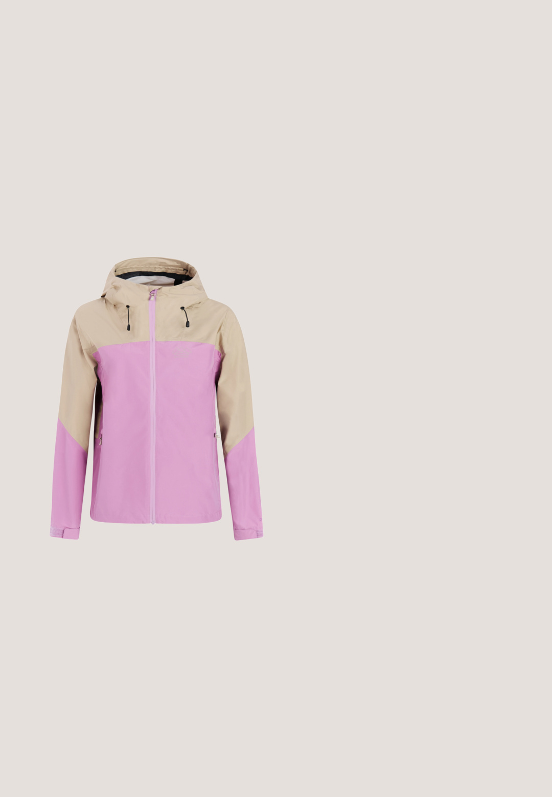 Tweedelige beige en roze waterdichte jas met capuchon, ritssluiting aan de voorkant, verstelbare capuchonkoorden en met rits afgesloten zijzakken.; Lichtroze zip-up hoodie met een trekkoordkap, zachte stof, ribgebreide manchetten en zoom. Beschikt over bruine accenten nabij de ritssluiting en de zakken.; Lichtroze katoenen t-shirt met korte mouwen, ronde halslijn en een rechte zoom. Minimalistisch ontwerp, zachte textuur en geen zichtbare patronen of accenten.; Lichtblauwe high waist recht gesneden spijkerbroek met knoop- en ritssluiting aan de voorkant, voorzakken en subtiele verweerde details.; Witte en pastelgekleurde sneaker met roze, blauw en grijze accenten, gemaakt van stof en synthetische materialen, ronde neus en een getextureerde zool.; Lichtroze crossbody tas gemaakt van gestructureerd synthetisch leer, rechthoekige vorm met een rits bovenaan, voorzien van een zilveren logo en een verstelbare schouderriem.