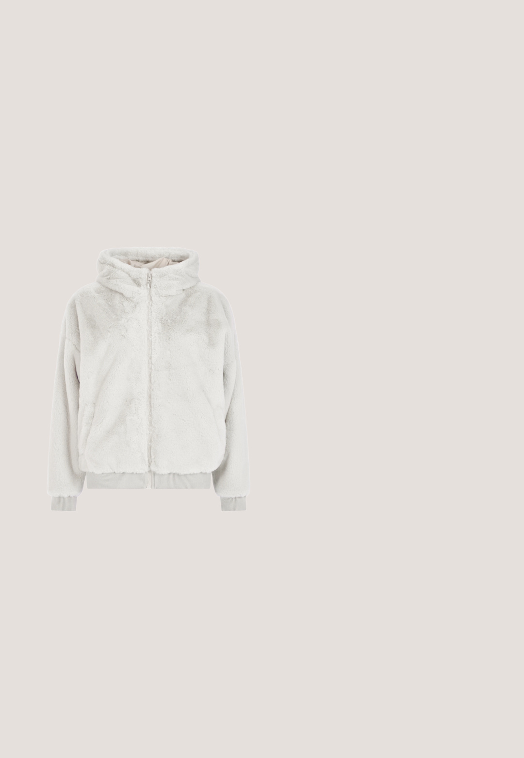Faux fur zip-up hættetrøje i lys grå, med hætte, sidelommer og ribbede manchetter og kant. Blød tekstur med en luksuriøs finish.; Kremfarvet sweatshirt med rund hals, faldende skuldre og et let præget logo på fronten. Blødt stof med ribstrikkede manchetter.; Aware VMDALLE O NECK - Langærmet T-shirt - birch; Cremefarvede ribstrikkede bukser med flared design. Har en bred elastisk talje og lodrette striber for ekstra tekstur.; Sneakers med en blød beige læderoverdel, guldfarvede detaljer på hælen og siden, samt en hvid gummisål med tekstureret slidbane for bedre greb.; Beige polstret tote bag med horisontal quiltet struktur, sorte håndtag og et blåt mærke på siden. Har en rektangulær form.