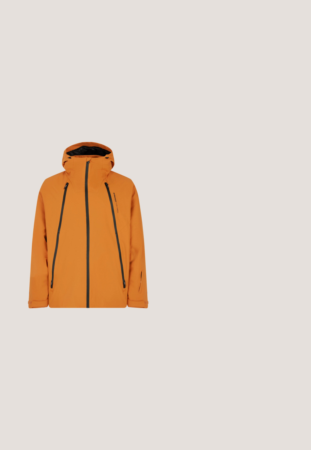 Orange vandtæt jakke med hætte, med sorte lynlåse, to forlommer og justerbare snore ved hætten og kanten.; Orange fleece pullover med halv-lynlås foran. Har høj krave og logo detalje på ærmet. Blødt, tekstureret stof. Lange ærmer.; Mørkegrå T-shirt med korte ærmer lavet af blødt, åndbart stof. Har en rund halsudskæring og et lille hvidt logo på den øverste venstre side.; Beige udendørsbukser med sorte knælapper, to lynlåslommer foran og en elastisk talje for fleksibilitet. Glat stofstruktur.; Brune ruskind og sorte syntetiske vandresko med høj ankel, snøre-design, gummi ydersål og teksturerede mesh-paneler.; Polariserede solbriller med en mørkegrå ramme, blå detaljer og gradientlinser. Glat finish med et sporty design og buet form.
