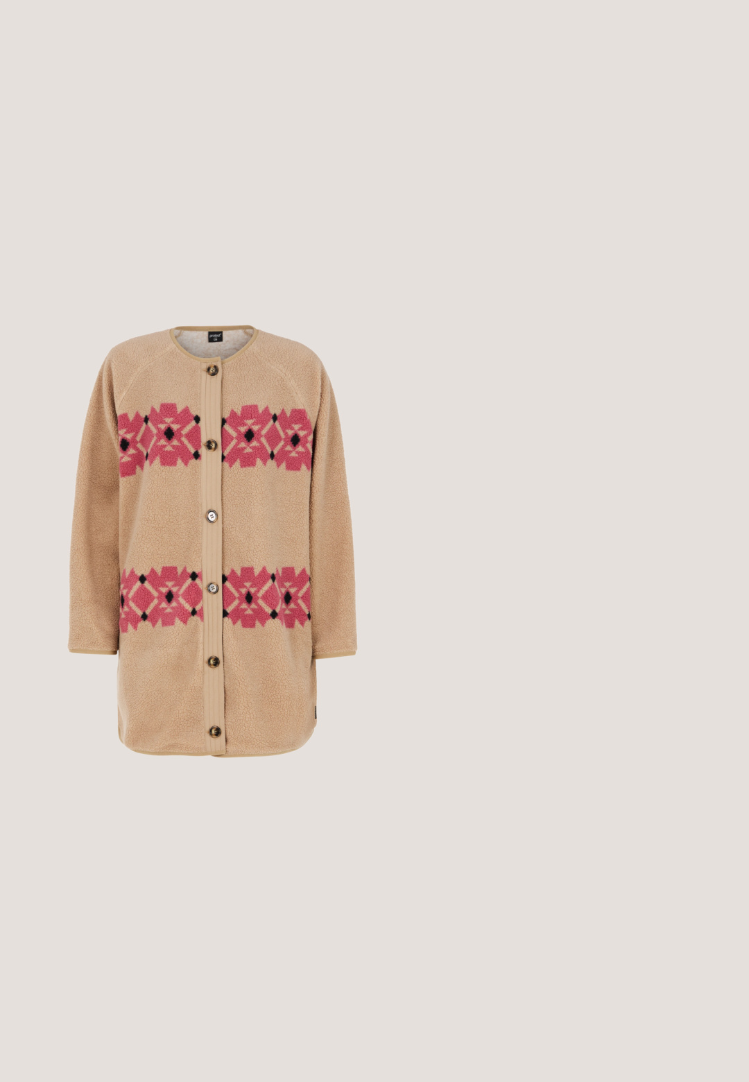 Beige fleecejakke med rund halsudskæring, frontknapper og pink geometriske mønstre fremhævet af sorte detaljer. Blød tekstur og ærmer i mellemlængde.; Brun langærmet sweater med V-hals, lavet af ribstrikket stof. Simpelt design uden yderligere mønstre eller accenter.; Brune jeans med lige ben, frontknap, lynlåslukning og femlomme-design på hvid baggrund.; Brun læder ankelstøvle med rund tå, snørebånd foran og gyldne øjer. Har et syet design og en blokhæl med gummisål.; Beige og brun mønstret håndtaske med dobbelte brune læderhåndtag og forstærkede hjørner, vist på en hvid baggrund.; Gul halskæde med hvide perler, ovale perler og små klare krystal-accenter. Delikat design med lås og forlængerkæde.