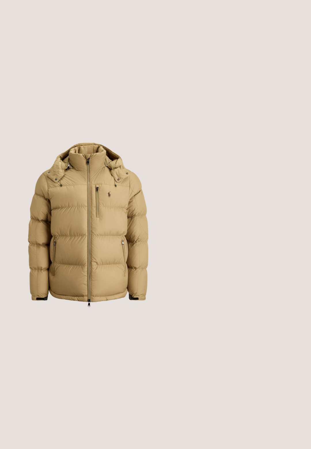 Beige polstret vinterjakke med høj krave, frontlynlås, tre lynlåslommer, justerbar hætte og lille logo på brystet.; Cremefarvet zip-up sweater lavet af strikket stof, med en ribbet krave og kant, samt et lille broderet logo i mørkeblå på brystet.; Lys blå langærmet skjorte med knapper, lavet af glat stof, med en knap-ned krave og et lille broderet logo på venstre bryst.; Beige chinos med lige ben, bæltestropper, frontknap, sidelommer og en synlig Polo Ralph Lauren mærkat på indersiden af linningen.; Brun ruskind ankelstøvle med snørebånd foran, syningsdetaljer, hæl-loop og hvid rillede sål på ensfarvet baggrund.; Sort læderbælte med en rektangulær sølvmetalspænde med et præget hestebuddy-logo, glat tekstur og fem hul til spænde.