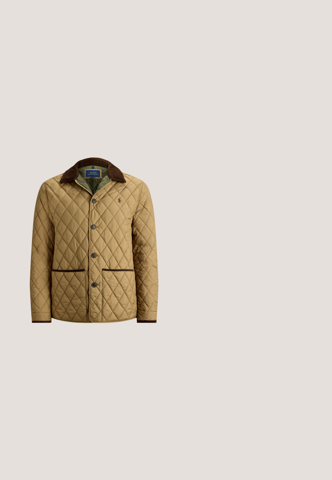 Chaqueta acolchada color marrón claro con cuello de pana marrón, cuatro botones, dos bolsillos delanteros y logo de Polo Ralph Lauren en el pecho izquierdo.; Suéter de cuello con cremallera beige, confeccionado en un tejido de punto texturizado con puños y dobladillo acanalados; presenta un pequeño logo en el pecho.; Polo blanco de manga corta con cuello, tapeta de dos botones y pequeño logo bordado en el pecho izquierdo.; Vaqueros de mezclilla azul oscuro con cinco bolsillos, cierre de botón y cremallera, y costuras doradas visibles, mostrados planos sobre un fondo claro.; Botín Chelsea de cuero marrón oscuro con panel lateral elástico y tacón bajo, mostrado de perfil sobre un fondo blanco.; Bolsa mensajera de cuero marrón oscuro con hebilla frontal y correa de hombro ajustable, logo de Polo Ralph Lauren en el panel frontal inferior.
