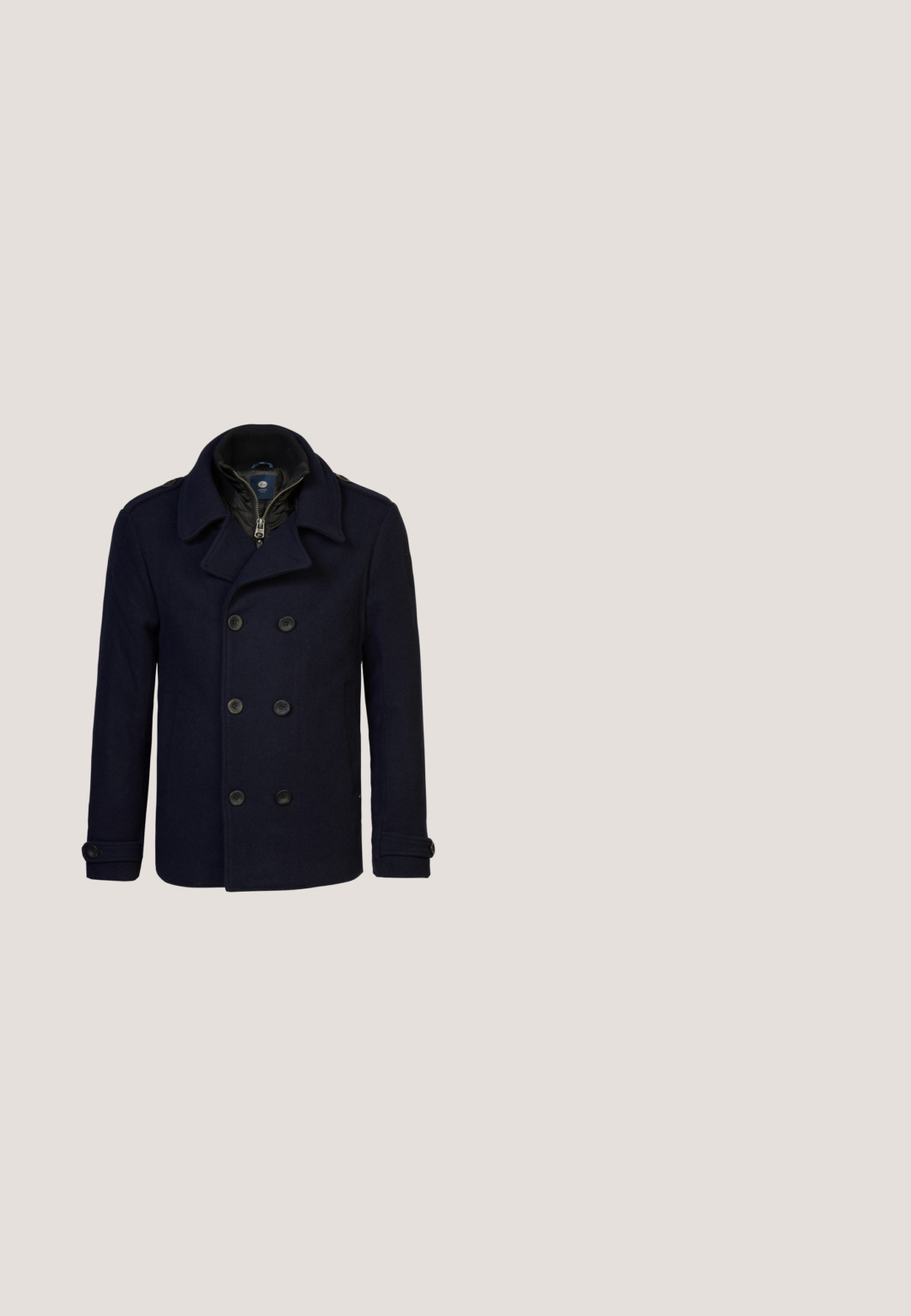 Mørkeblå peacoat med dobbeltknaplukning, stor krave og quiltet inderfor. Har en skræddersyet pasform og knaplukninger ved håndleddene.; Navyblå langærmet pullover med krave og kort frontlynlås, lavet af strikstof med ribkanter ved manchetter og kant.; Marineblå og grønternet knap-ned skjorte med afrundet søm, lange ærmer og krave. Har tolv knaplukninger. Blød stofstruktur.; Mørkeblå slim-fit jeans med fem lomme-design og knaplukning, lagt fladt på en hvid baggrund.; Suedes ankelstøvler i mørk navy med rund tå, snørebåndslukning og en brun gummisål. Har et syet design og en bageste trækflap.; Sort læder-duffel taske med to bærehåndtag, justerbar skulderrem, forreste lynlåslomme og logo-detalje. Glat tekstur, rektangulær form.